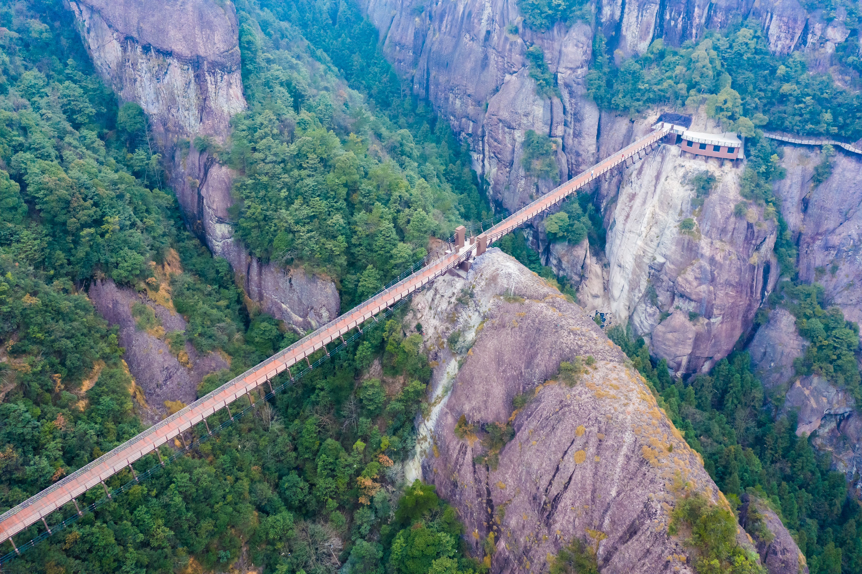 神仙居新开放有座造型别致的桥，悬空在百米高的山崖间，它叫做圆梦桥。