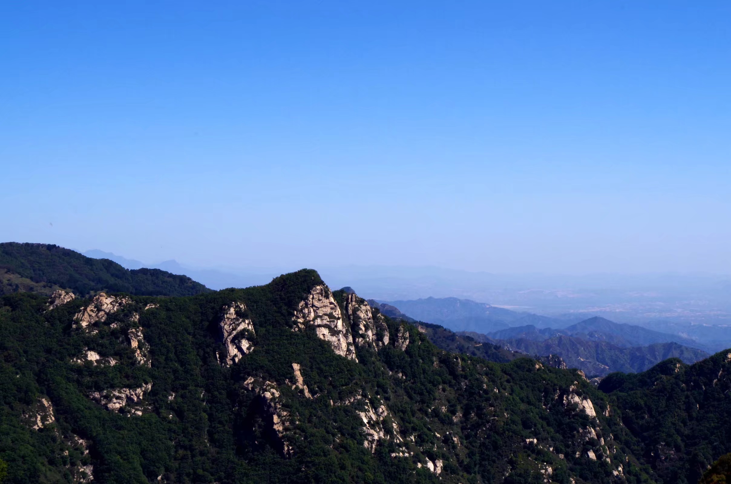无与伦比的蓝，仿佛来到了人间仙境-灵寿五岳寨风景区