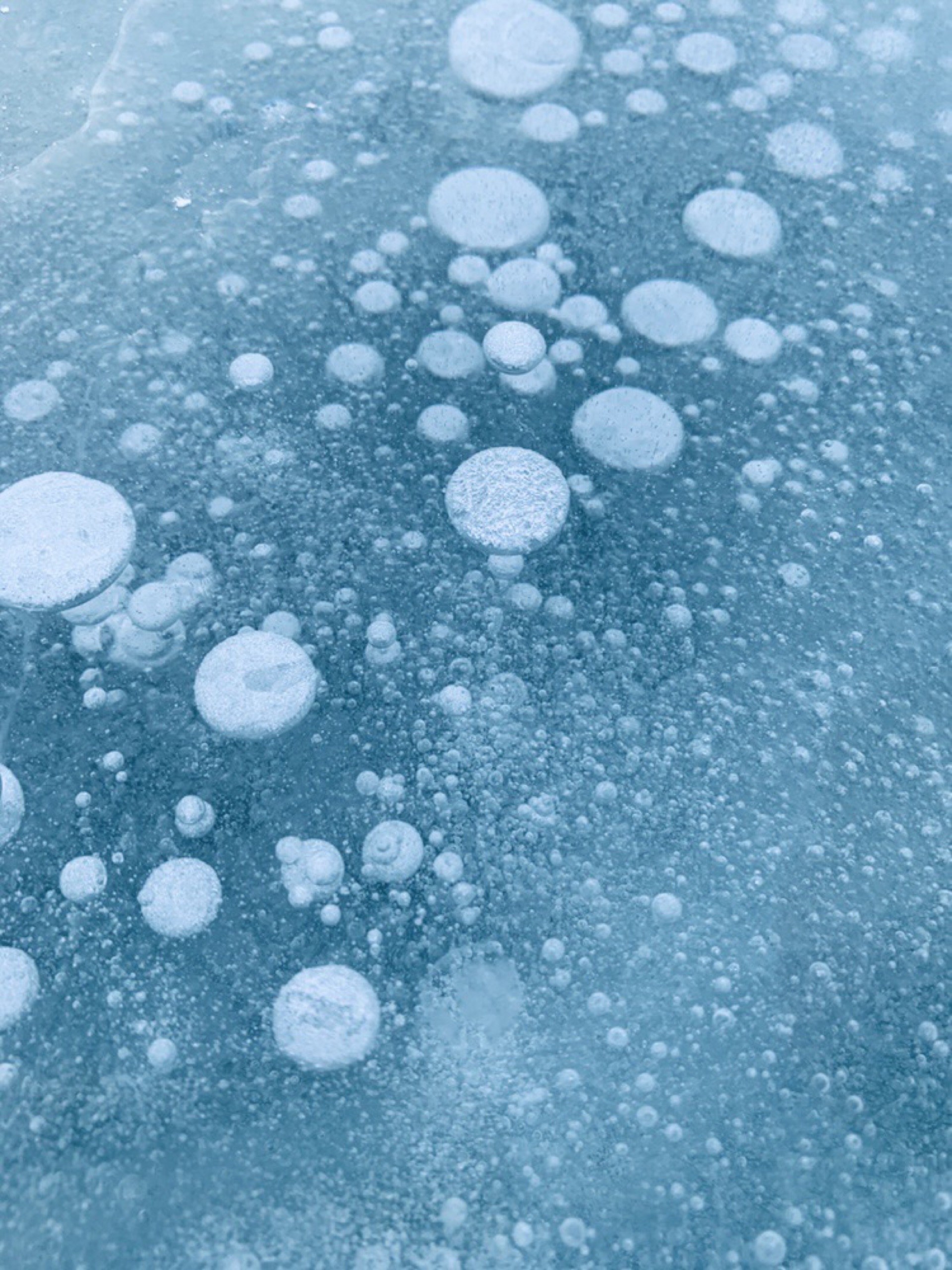 赛里木湖-冬季现场看到的透明度也就12厘米吧，看看我们拍的蓝冰冰泡