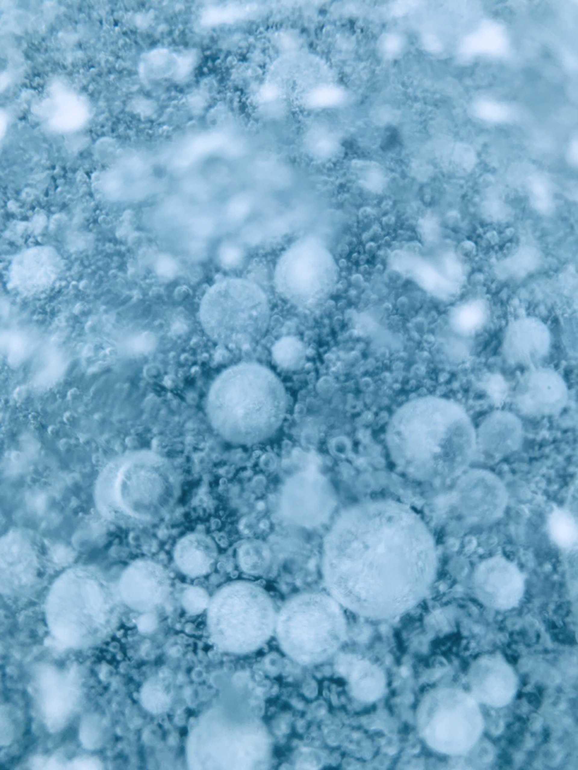 赛里木湖-冬季现场看到的透明度也就12厘米吧，看看我们拍的蓝冰冰泡