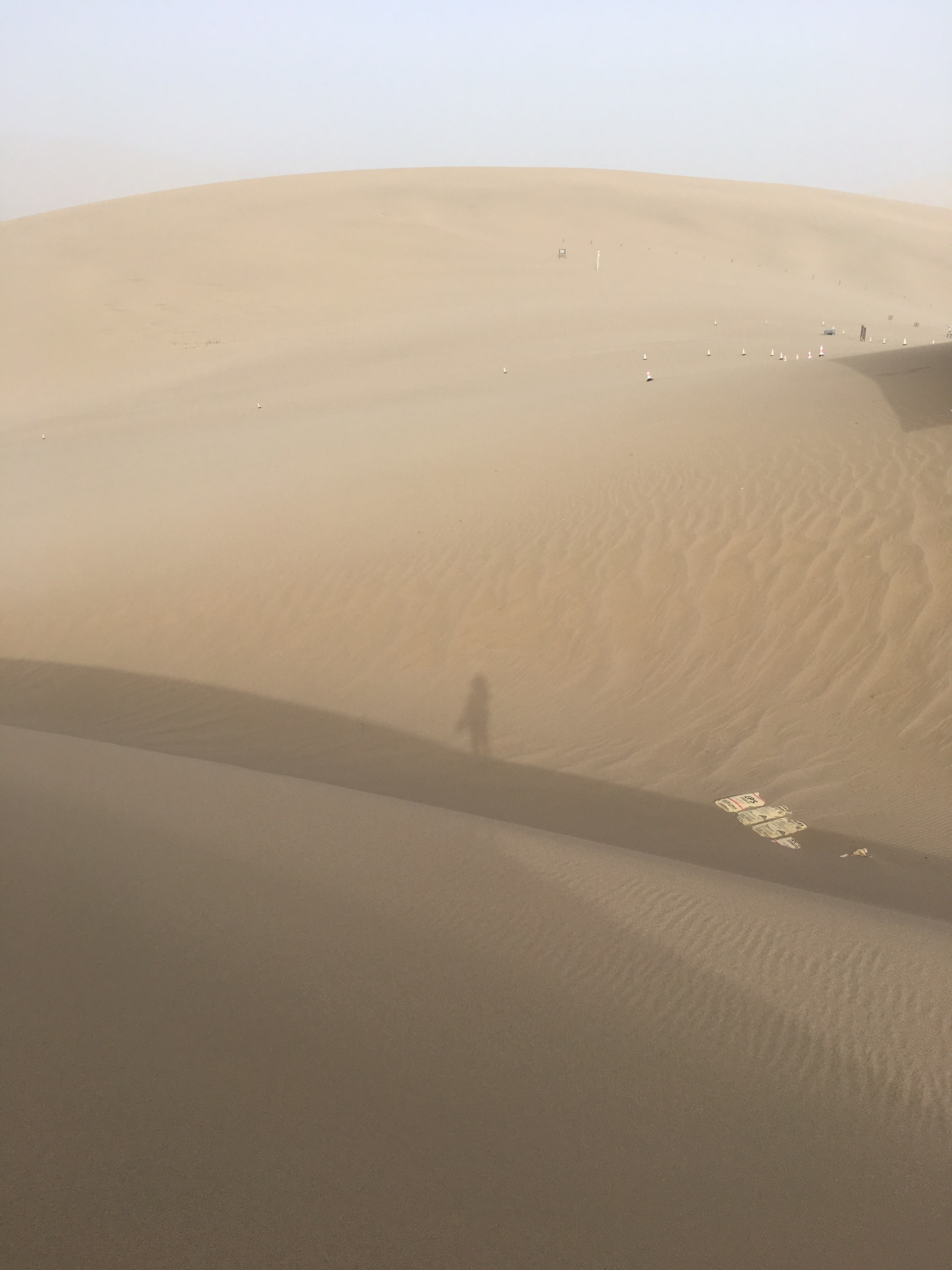 初到敦煌_在沙漠感受到了风的力量！一定要登上沙山顶去看看后山真的不一样