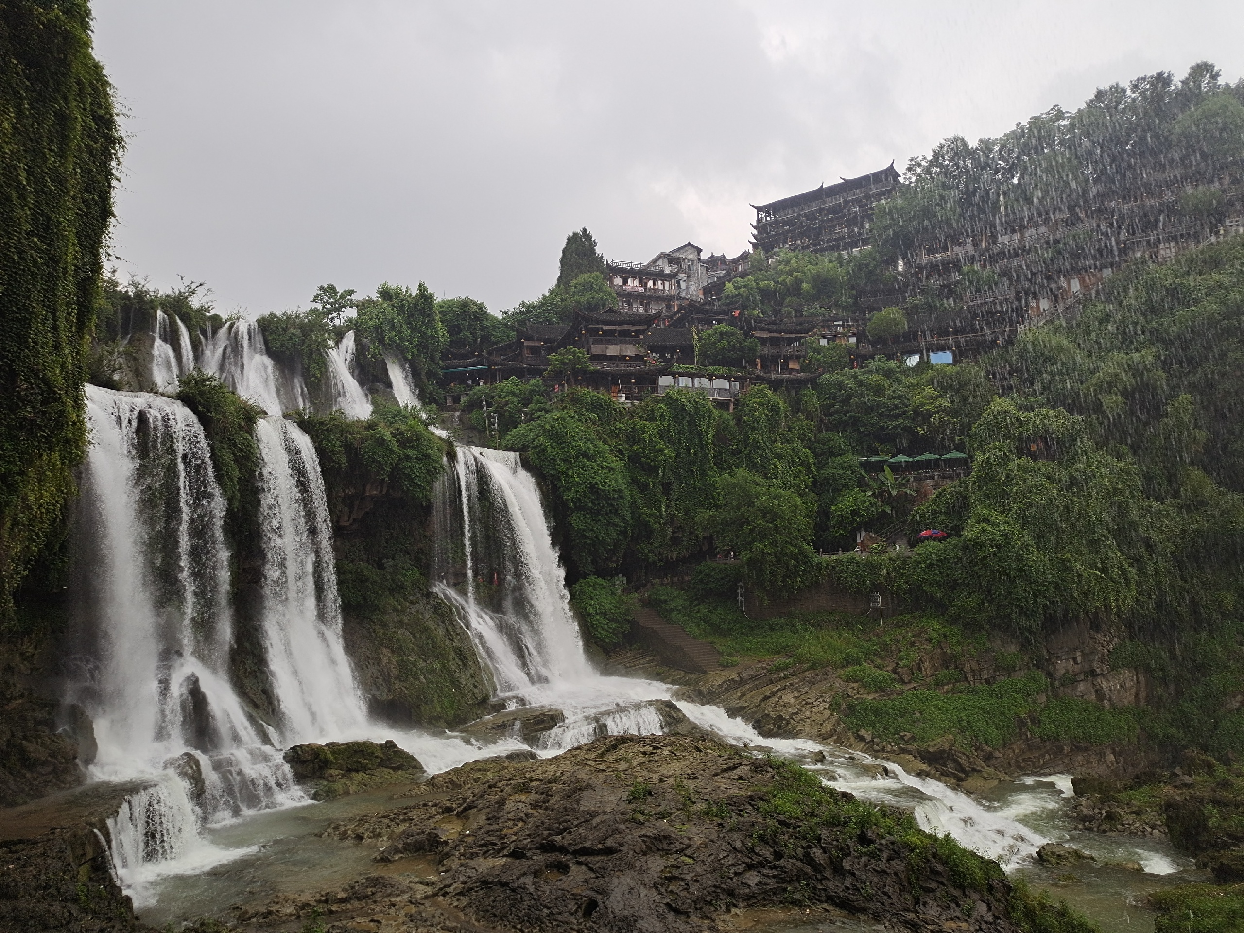 芙蓉镇-挂在瀑布上的千年古镇！