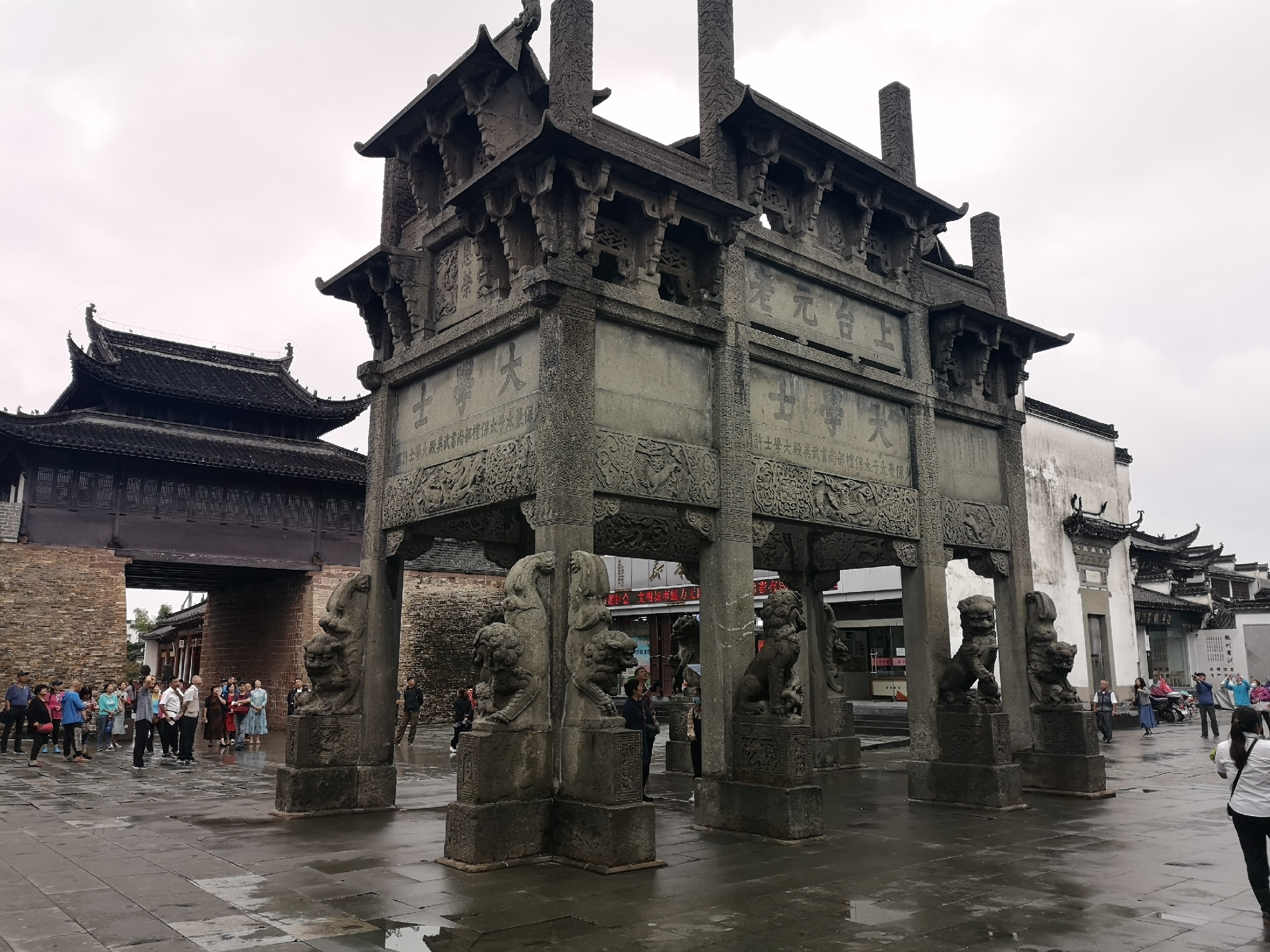徽州古城的雨中印象
