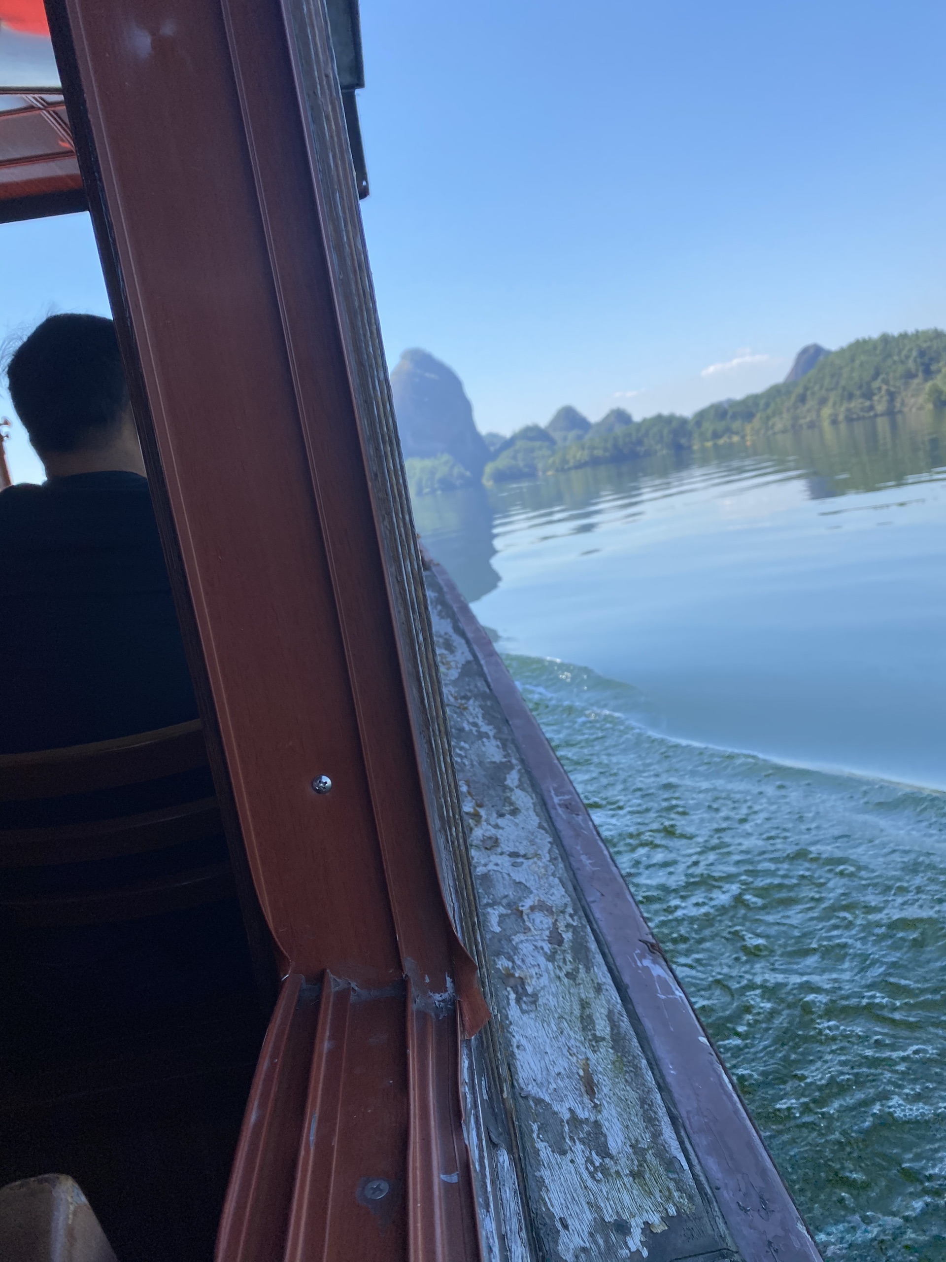 天柱峰-湖面上的风景特别好，坐着船晃悠悠