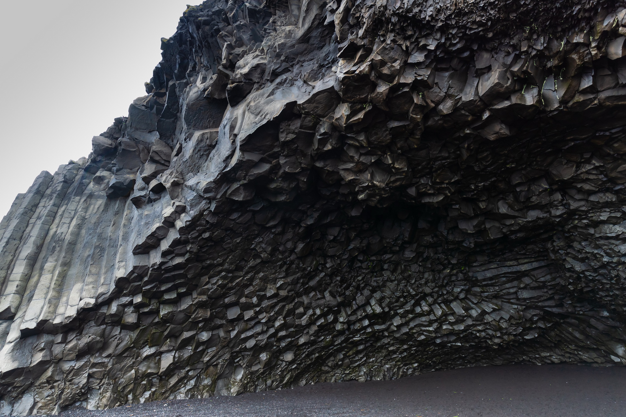 冰岛必打卡：维克镇黑沙滩，地球上难得一见的震撼景观_维克镇