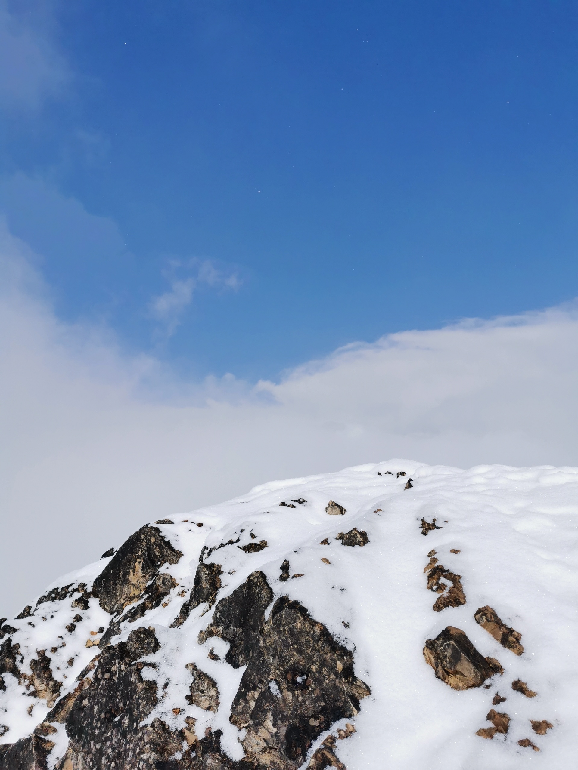 西岭雪山海拔高度3250米碑-坐两段索道直接到山顶。上午时候的景色很美很美，适合拍照