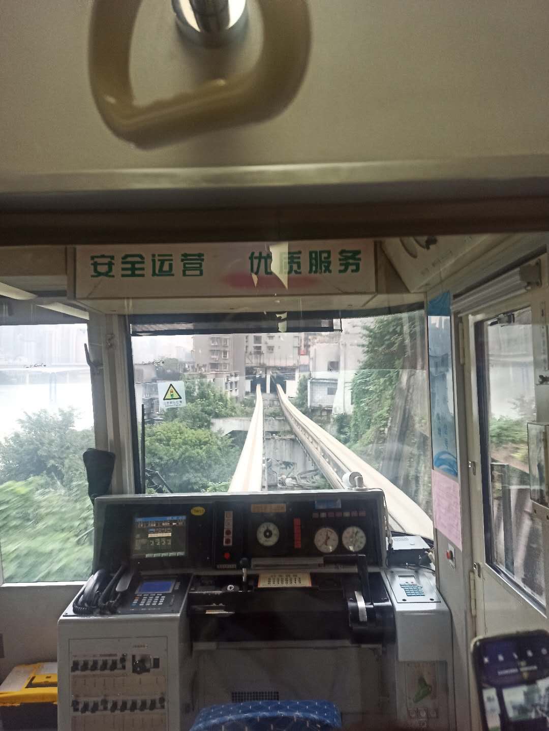 去体验了一下穿墙而过的轻轨李子坝站——重庆，李子坝站