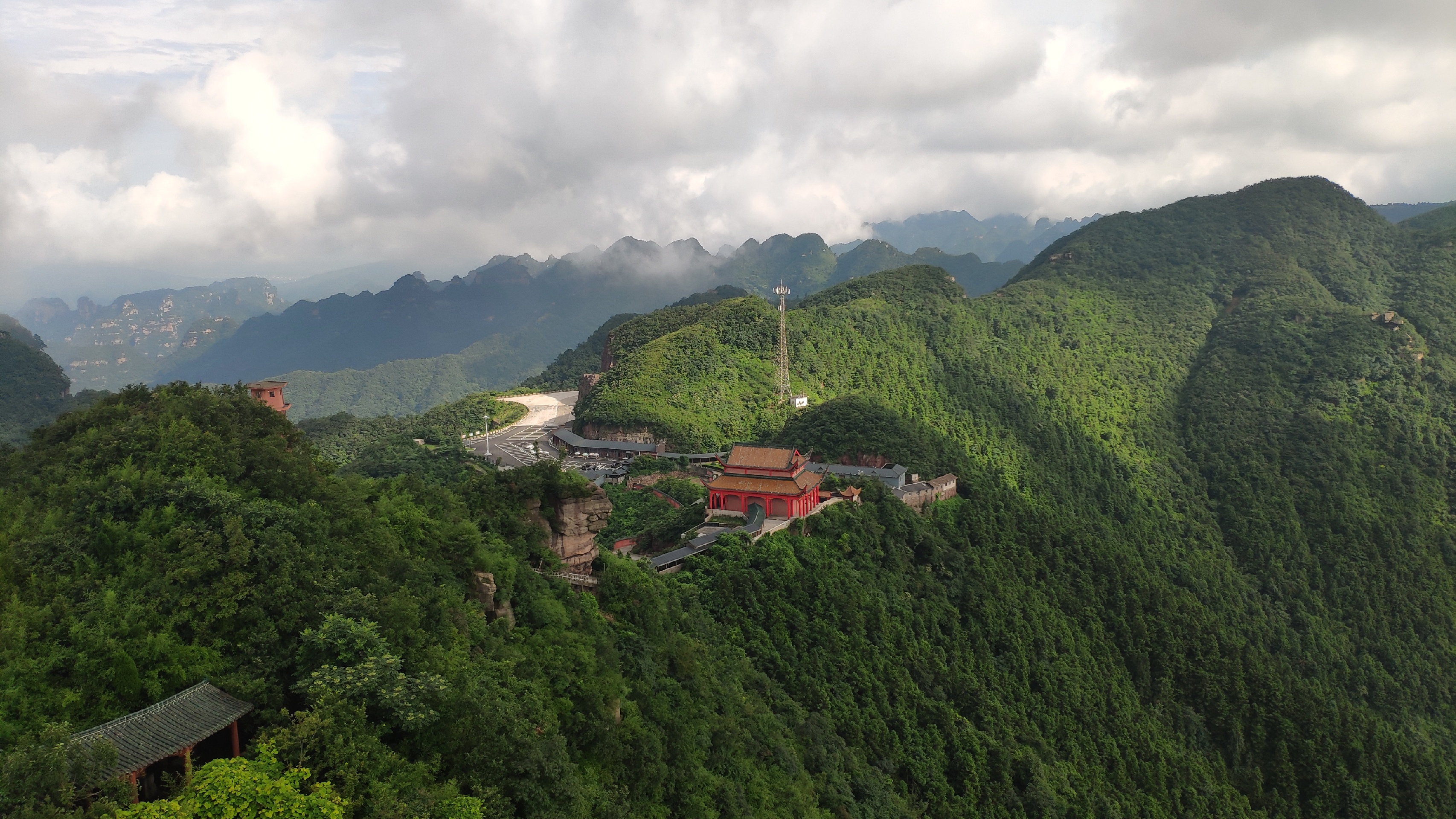五雷山就自然风光而论，在湖南省内算是上乘，感觉比衡山和莽山都要好