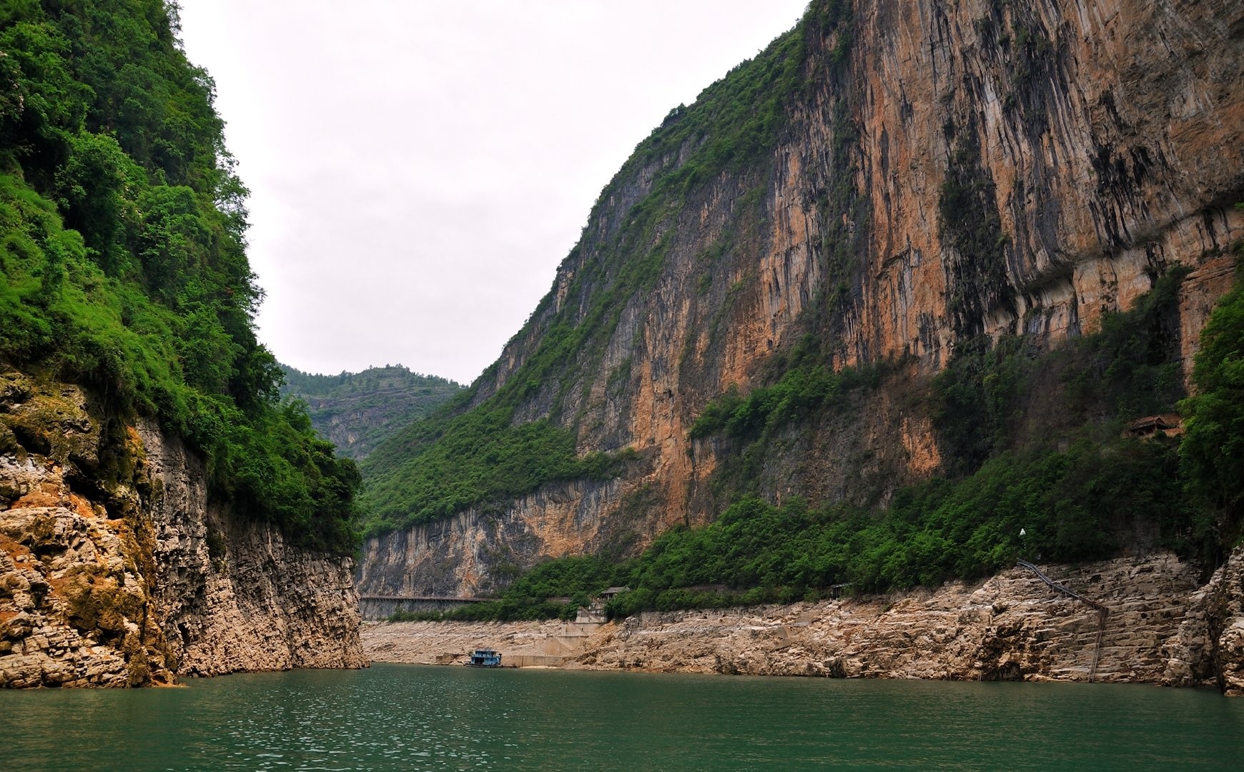 小三峡位于重庆巫山县大宁河，大宁河水流平缓，河水碧绿