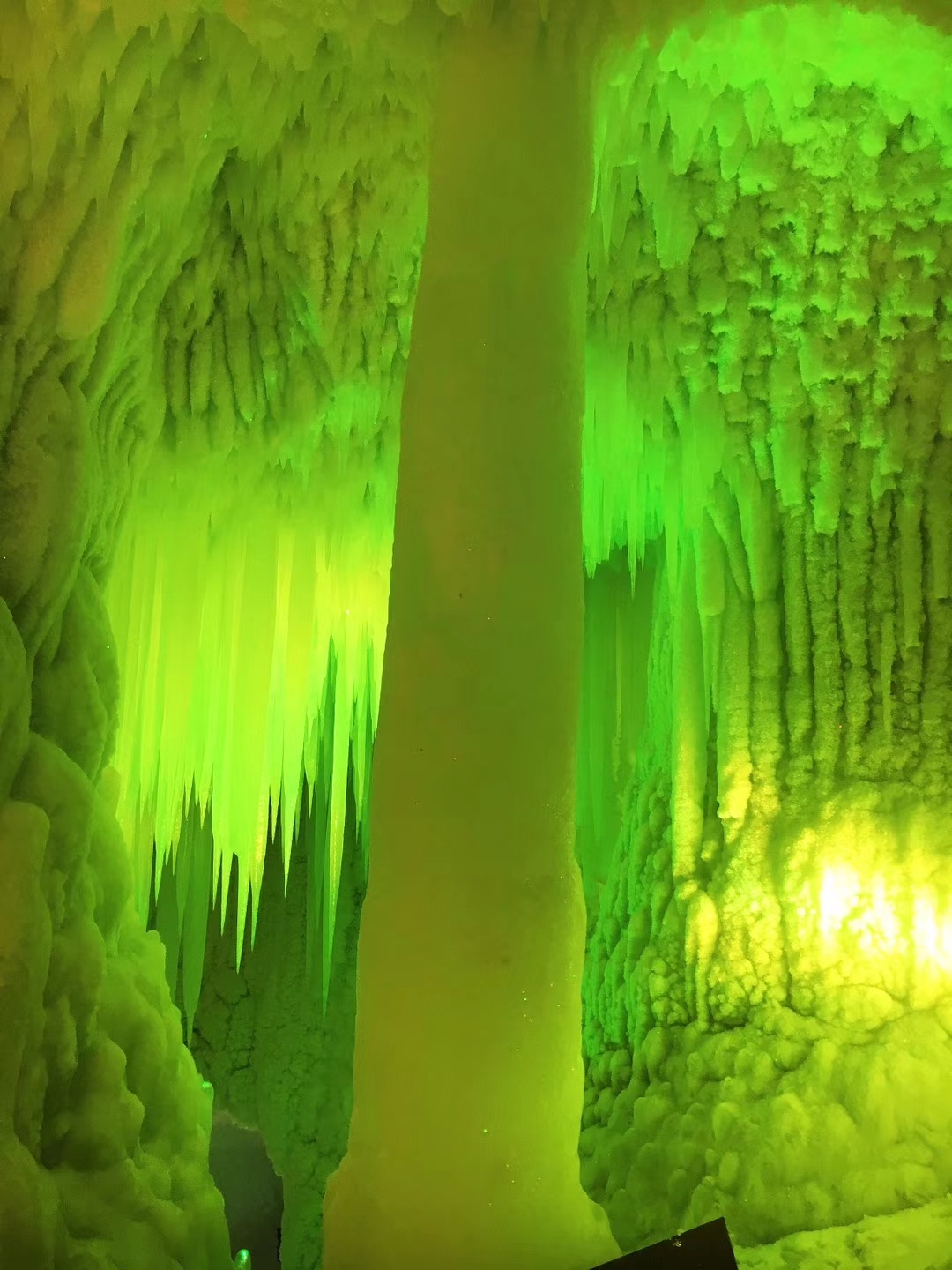 山西宁武有个万年冰洞，其洞冰天雪地且色彩斑斓，令人着迷。