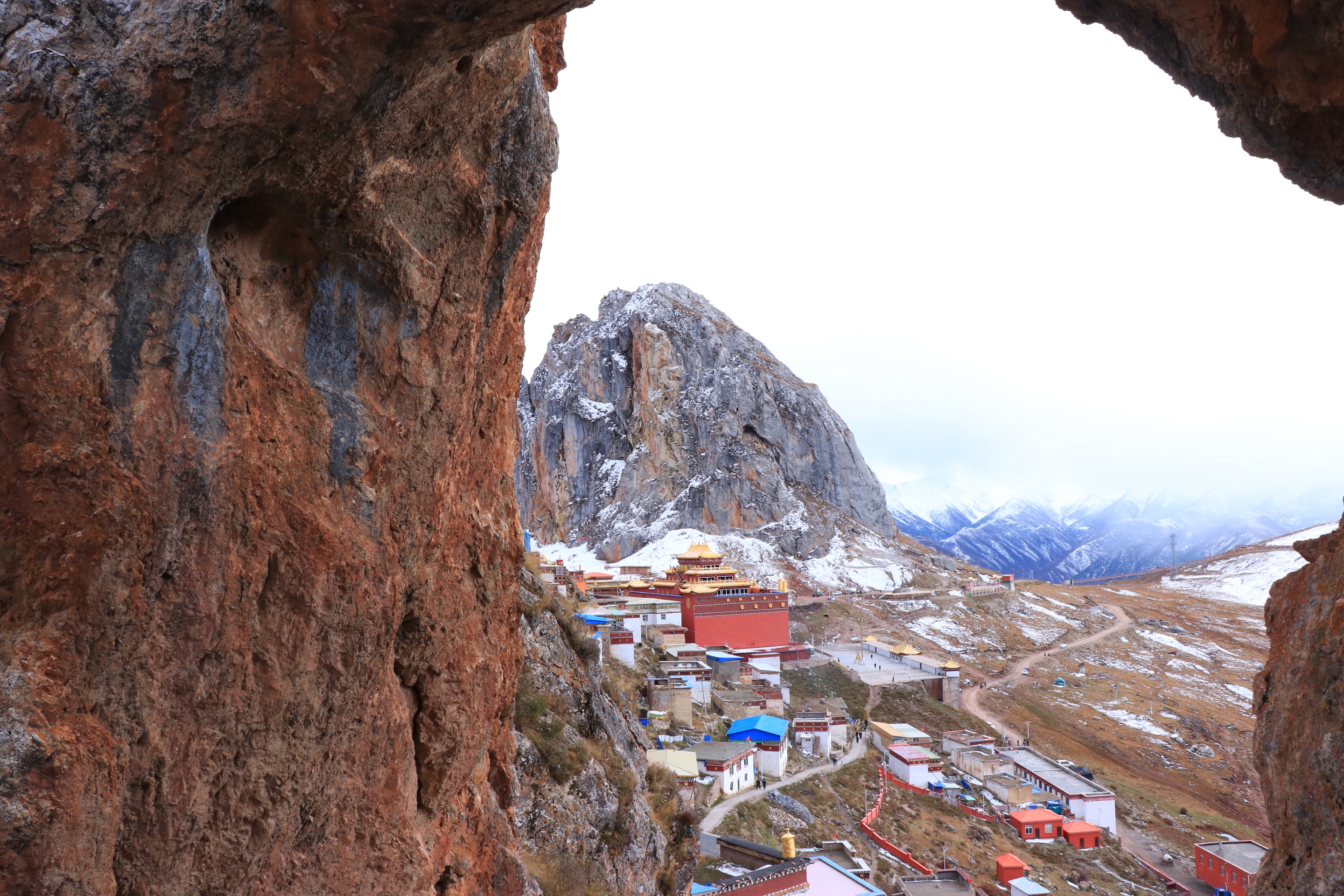 海拔4800米，历经3千多年历史的悬崖上的孜珠寺，