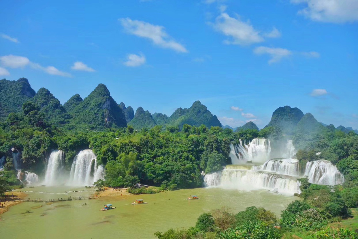 中国德天瀑布——越南板约瀑布，相依相连