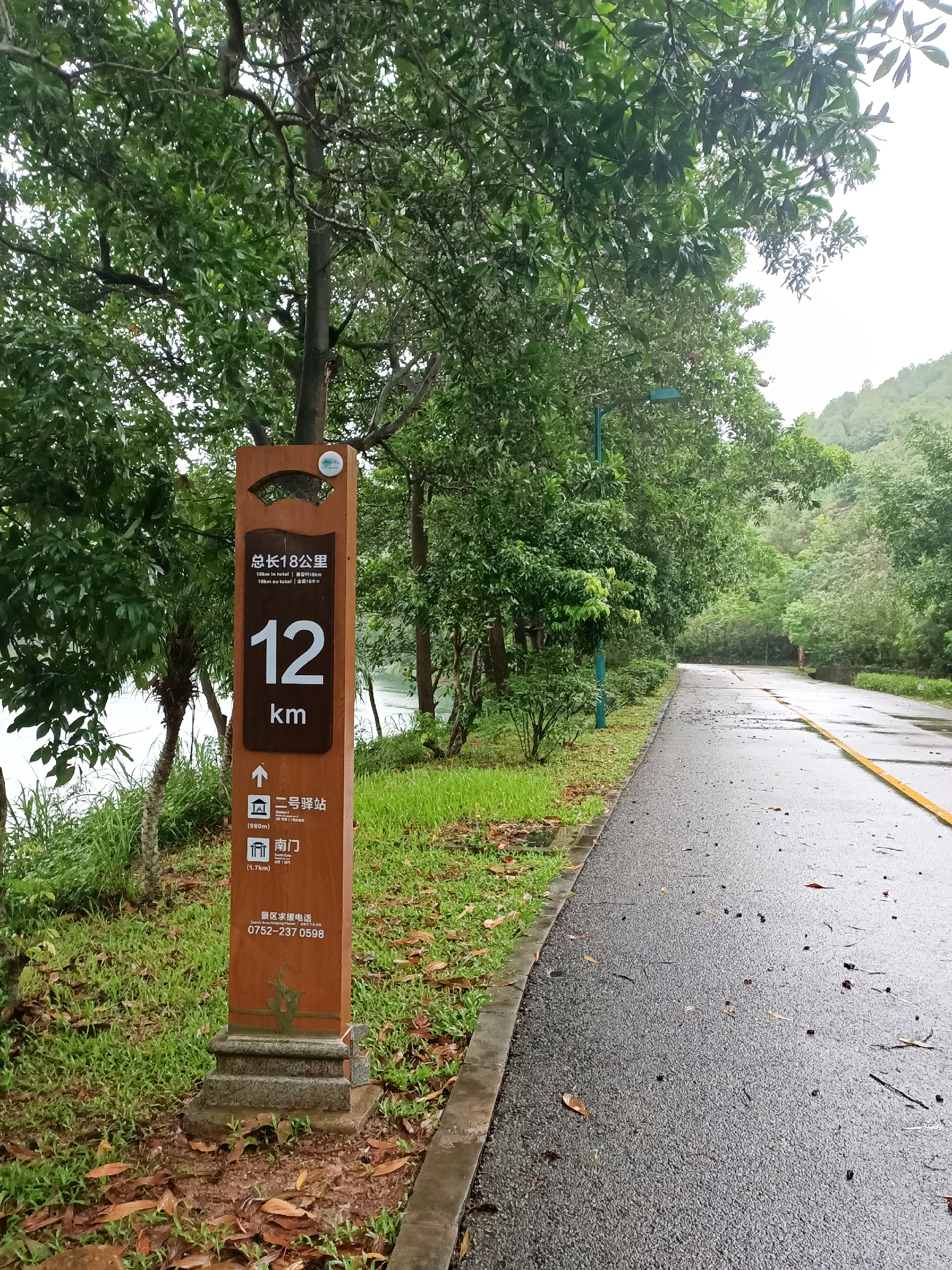 红花湖雨中徒步_18公里的盘湖路，真的太适合徒步啦