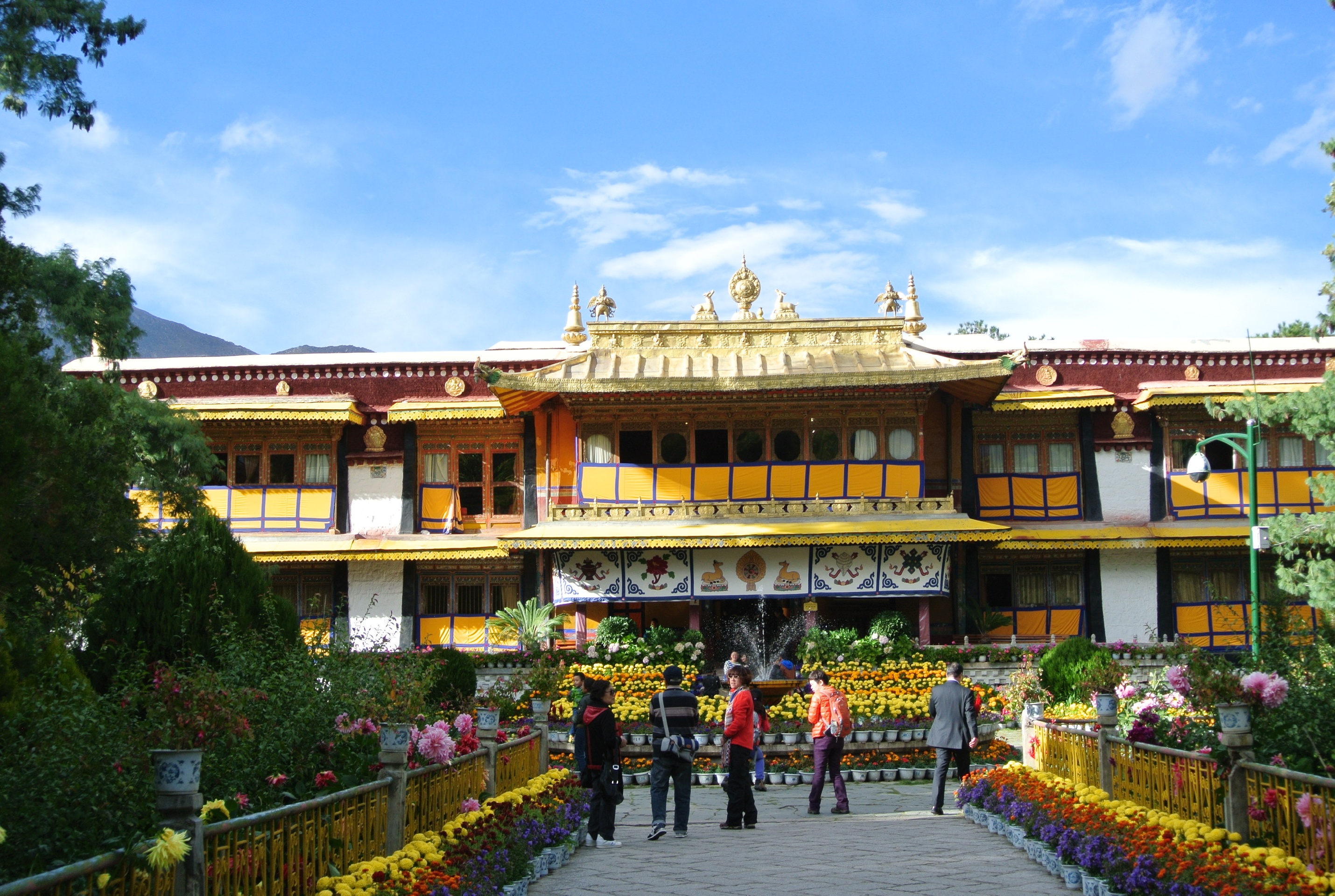 拉萨的罗布林卡，相当于北京的颐和园是历代达赖喇嘛的夏宫
