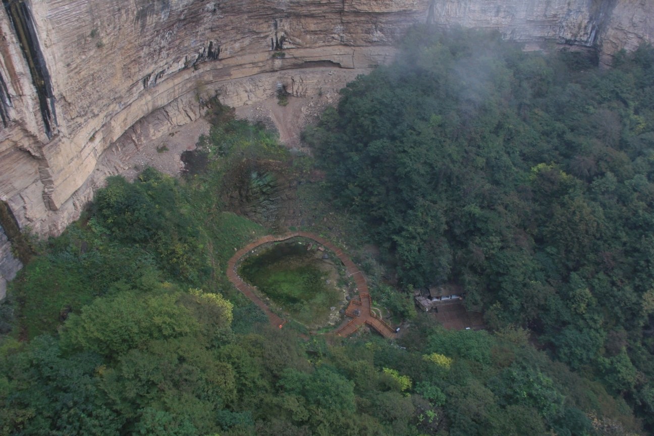 太行大峡谷景区之王相岩的特色景观-摩天筒梯