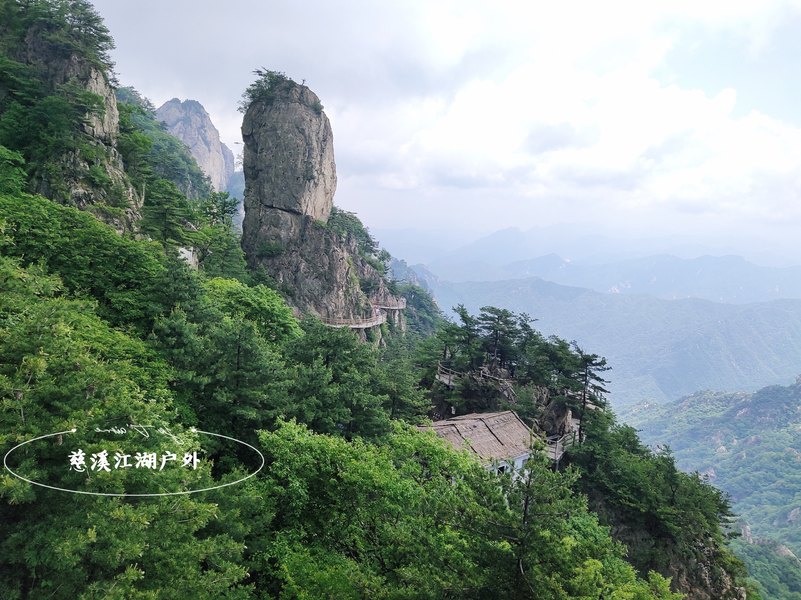 被低估了的老君山，十里画屏峰林极美，但谁说只能坐索道上山？