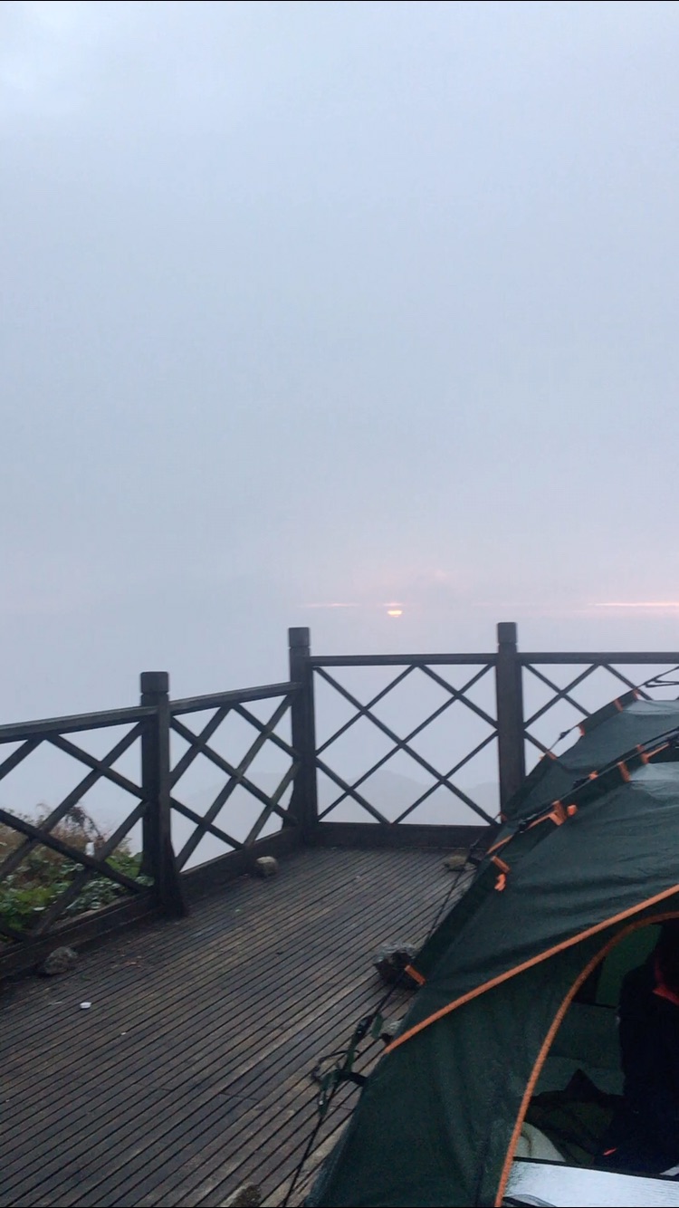 蓝天白云下的猫儿山露营地，早上拉开帐篷拉链，就能看到日出的瞬间。
