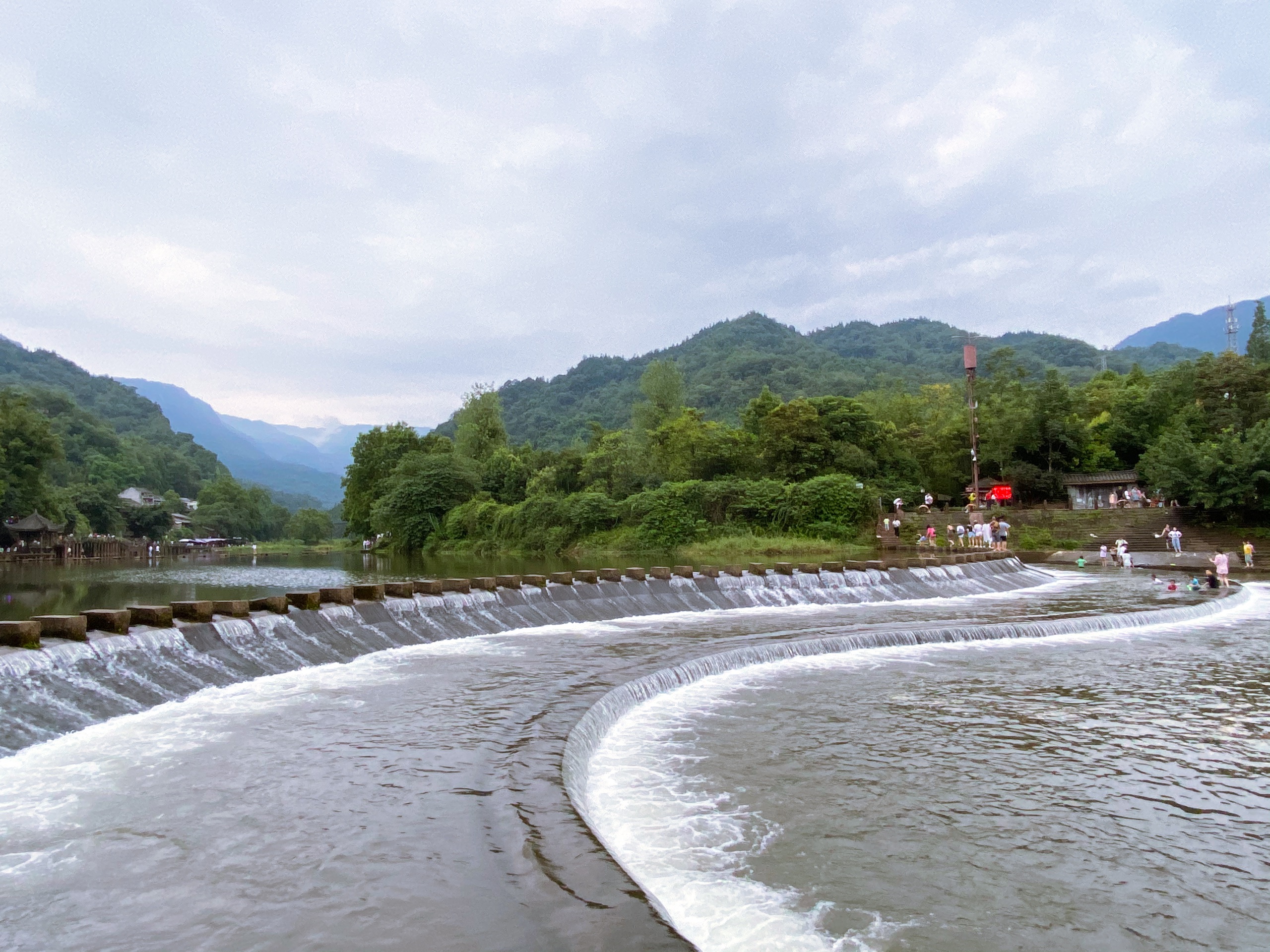夏天的柳江古镇玩水好去处下雨后就变成了烟雨柳江