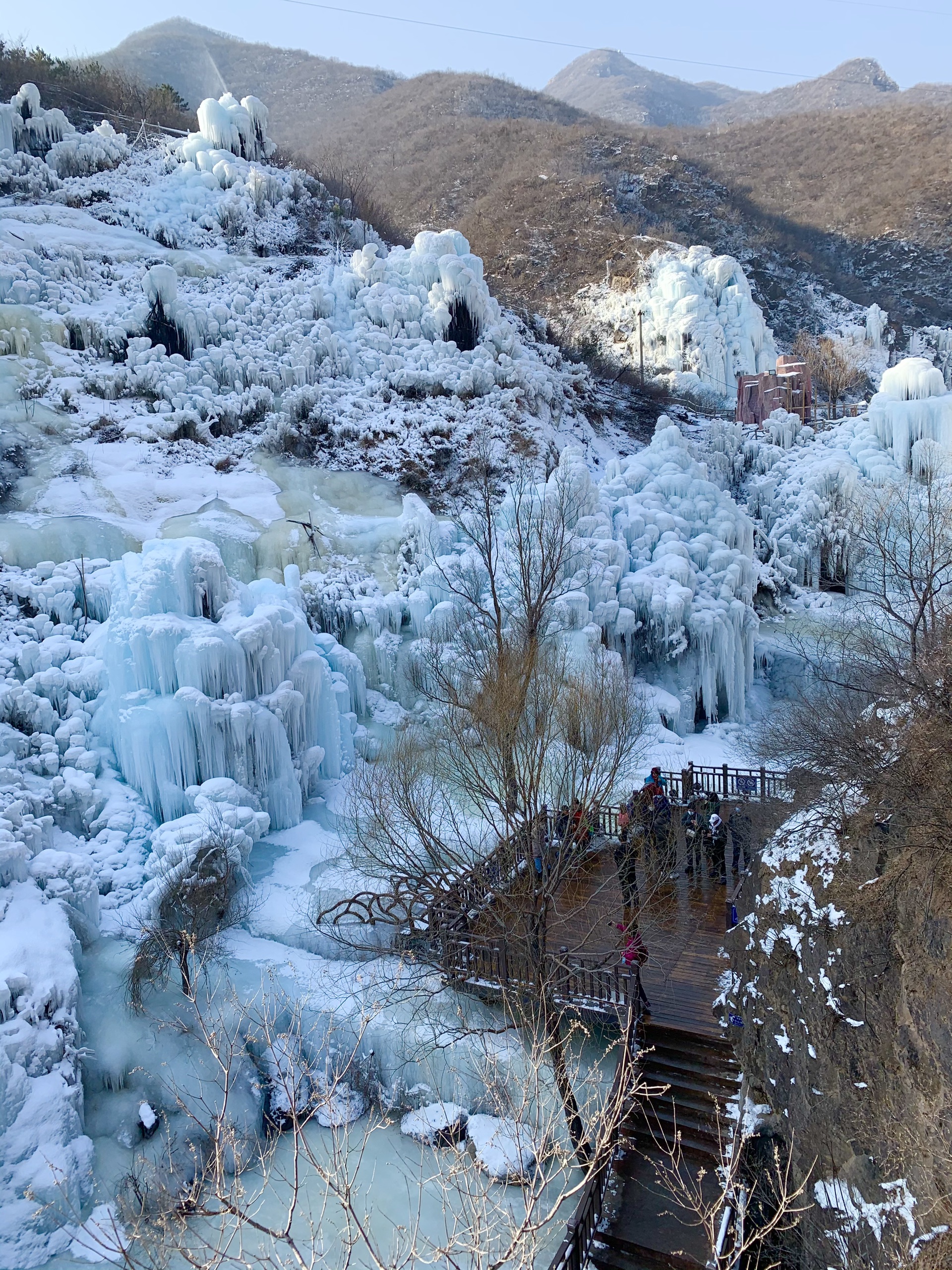 神泉峡冰瀑这里有一个冰瀑群，这里的冰瀑景观并非天然形成，是人工造景