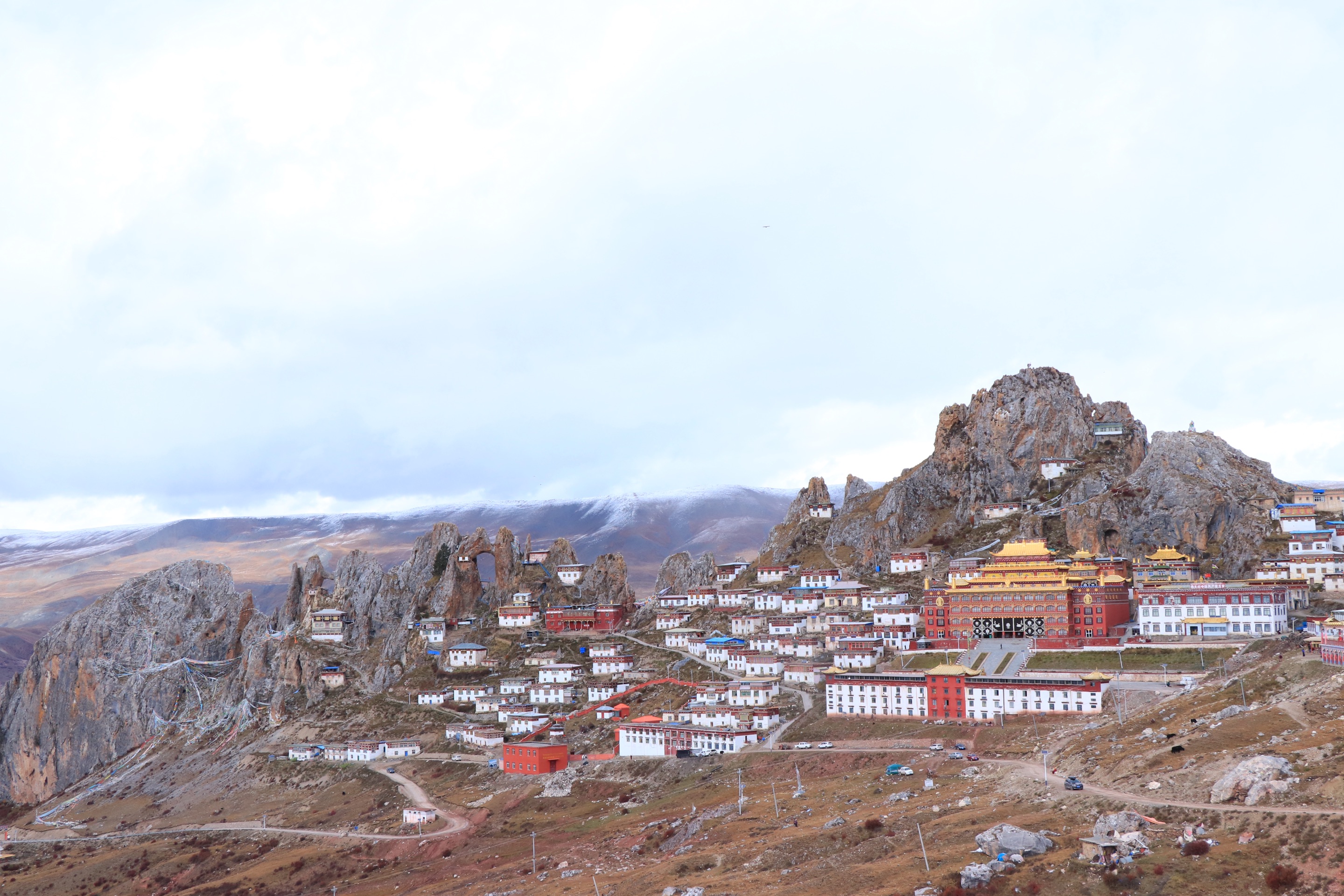 海拔4800米，历经3千多年历史的悬崖上的孜珠寺，