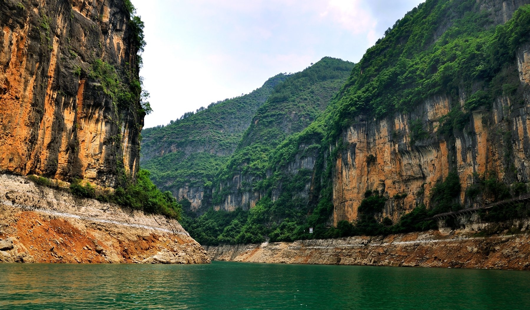 小三峡位于重庆巫山县大宁河，大宁河水流平缓，河水碧绿