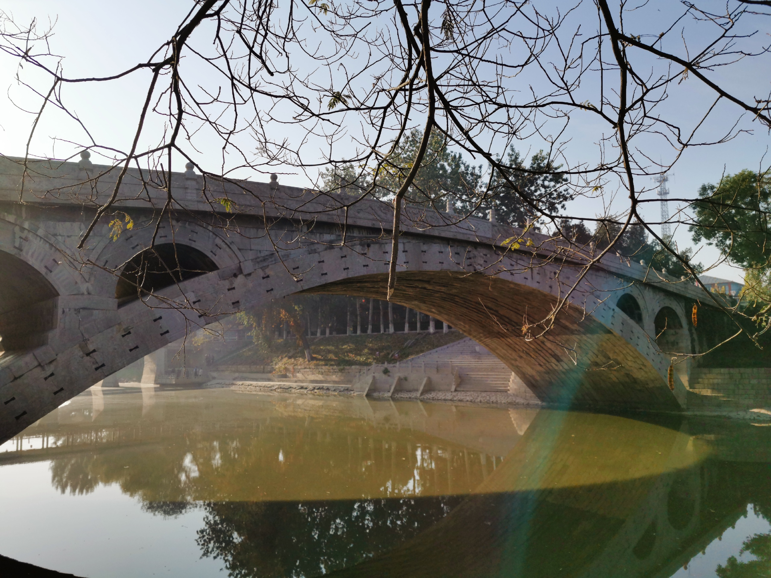 终于来到了小学课本中的赵州桥，和书上的图片一模一样呢。