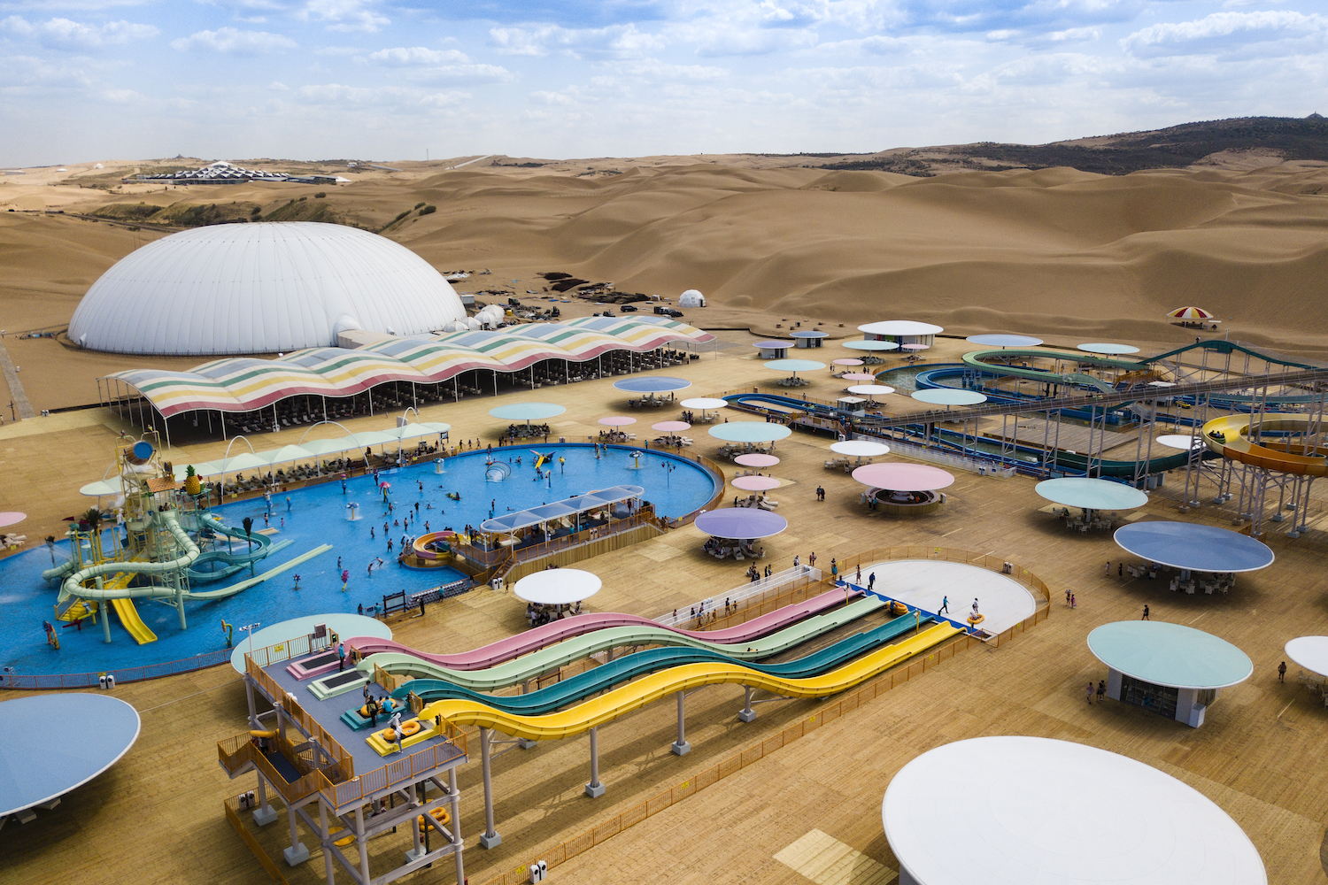 响沙湾这个地方颠覆了沙漠给人固有的概念，因为沙漠中不仅有游泳池
