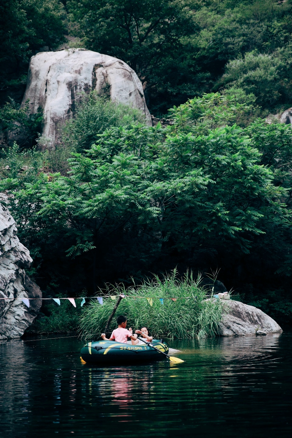 在北京炎热的夏天里，撑一艘小船，飘荡在神堂峪澄澈的清溪里是什么体验_神堂峪自然风景区