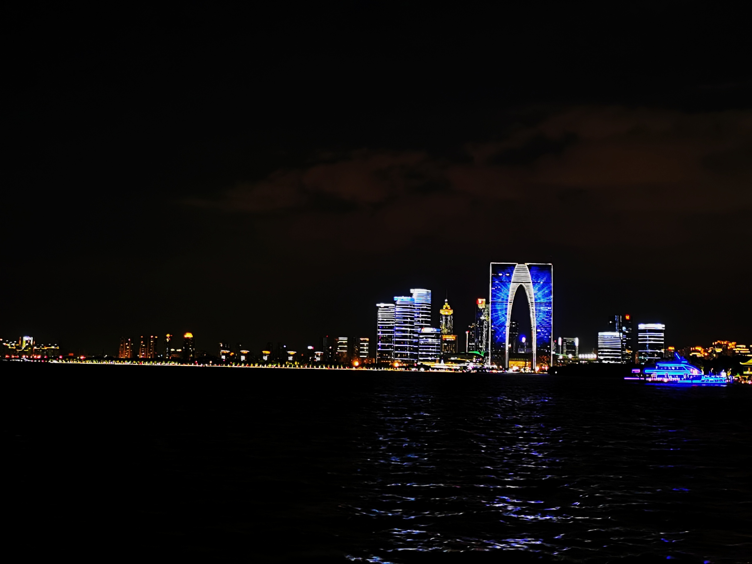 ​在金鸡湖畔吹着晚风看夜景