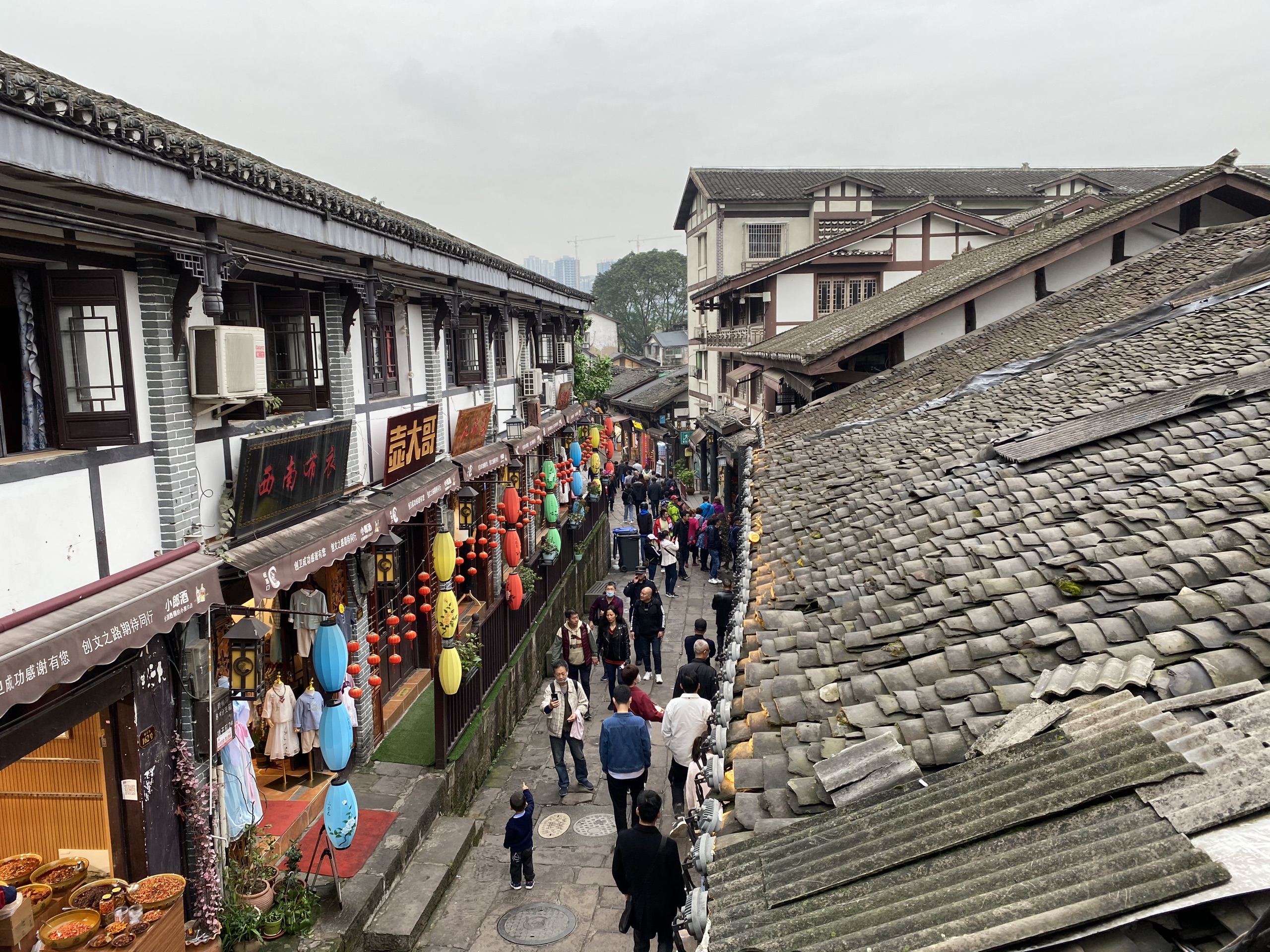 一条石板路，千年磁器口，是重庆古城的缩影和象征，被赞誉为“小重庆”，除了人多没毛病