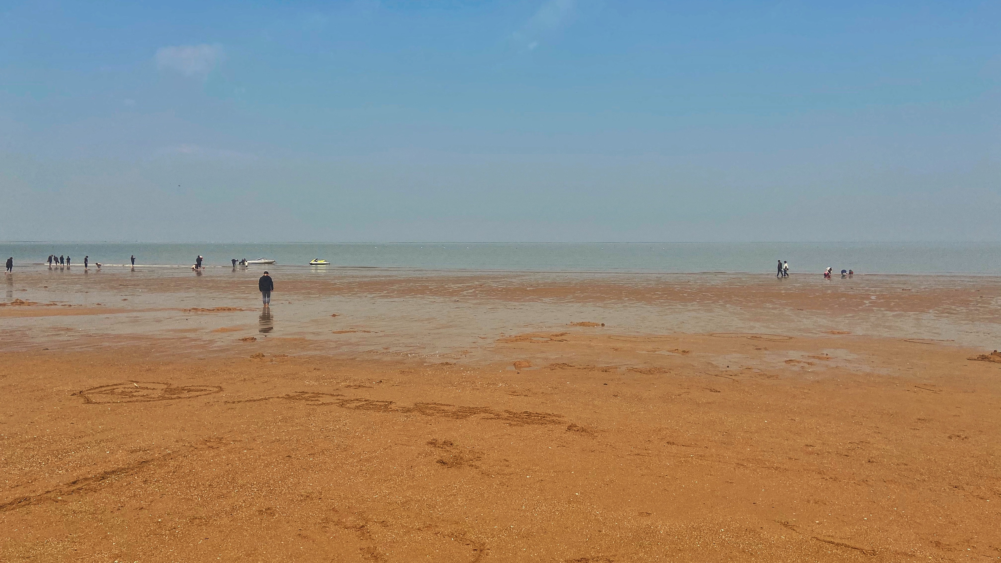 连云港连岛周末的海滨沙滩游人不多。天气很好，适合放空发呆