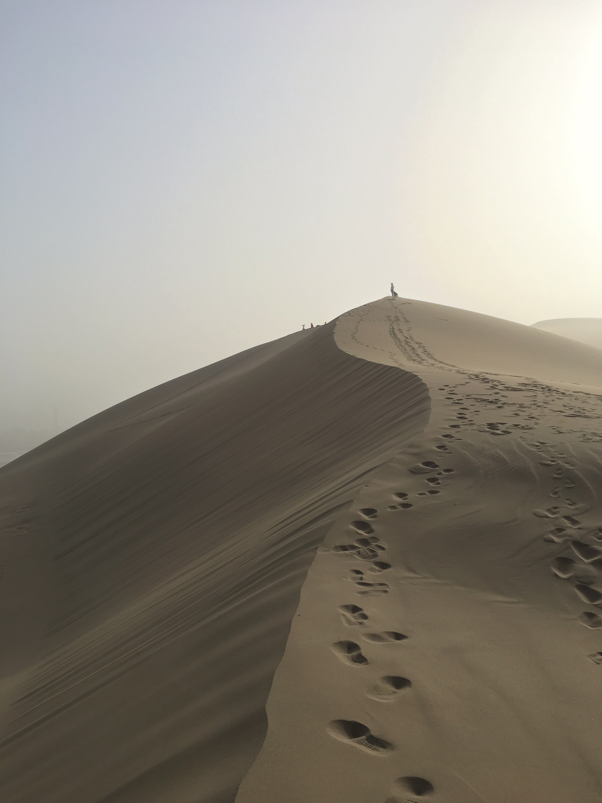 初到敦煌_在沙漠感受到了风的力量！一定要登上沙山顶去看看后山真的不一样