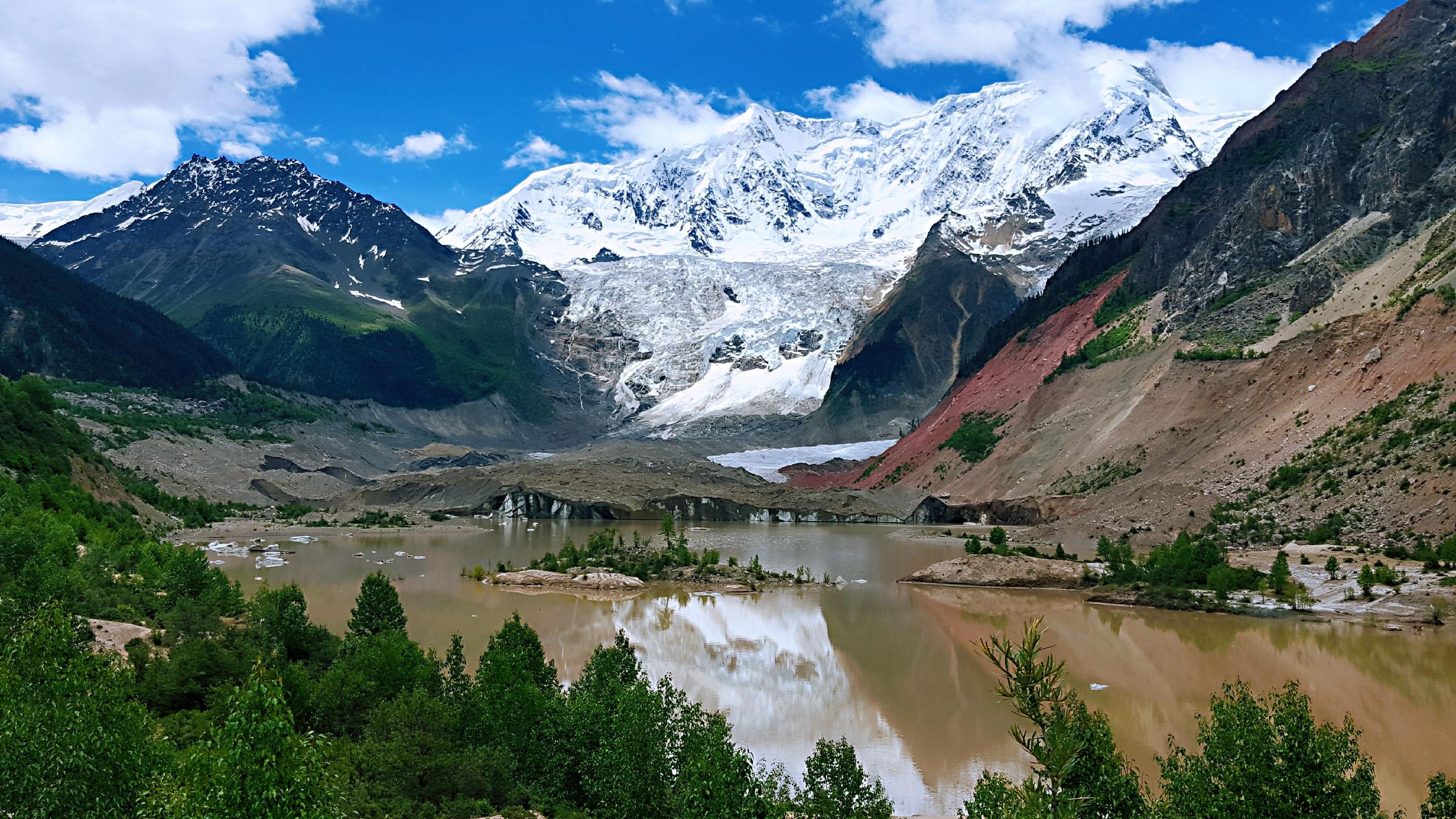 米堆冰川在米堆河的上游，米堆河是雅鲁藏布江下游的二级支流