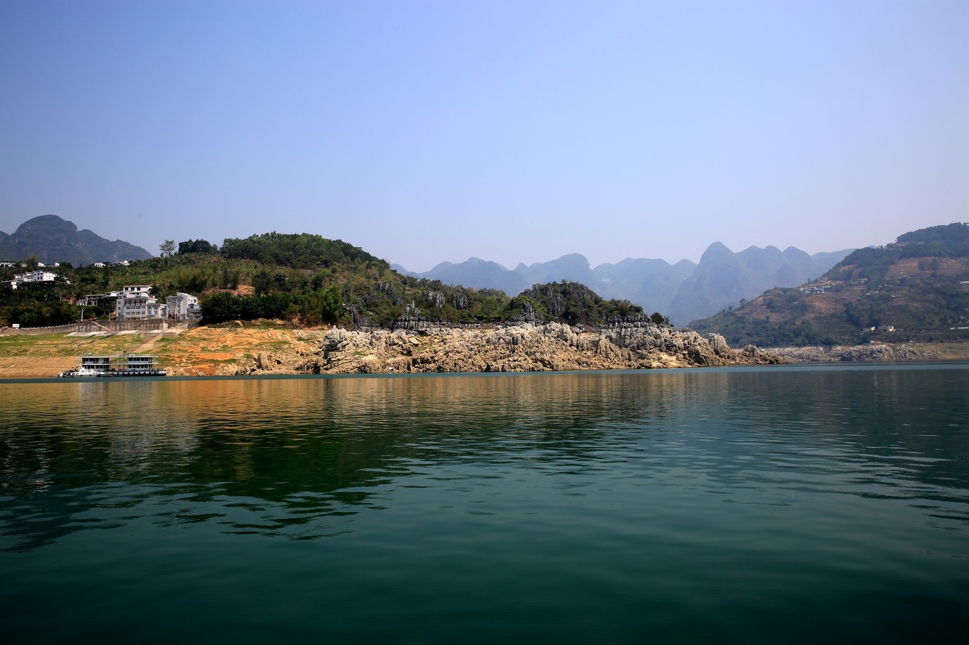 万峰湖鱼肥水美，钓者云集，被誉为“野钓者的乐园”