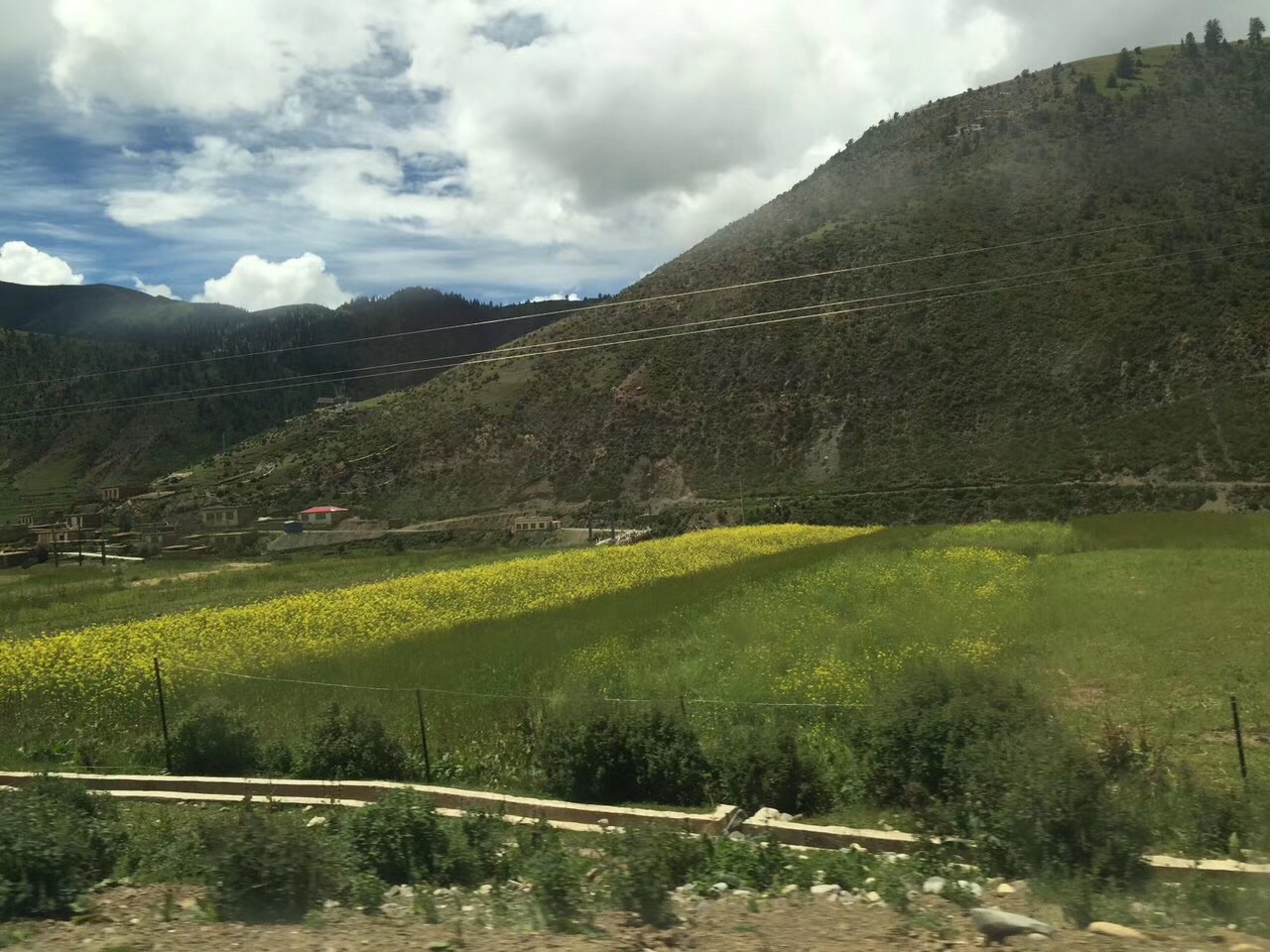 西藏自驾游_觉巴山上，道路在山腰绕过。随着行进变换，时而行驶在山路外侧，时而行驶在山路内侧