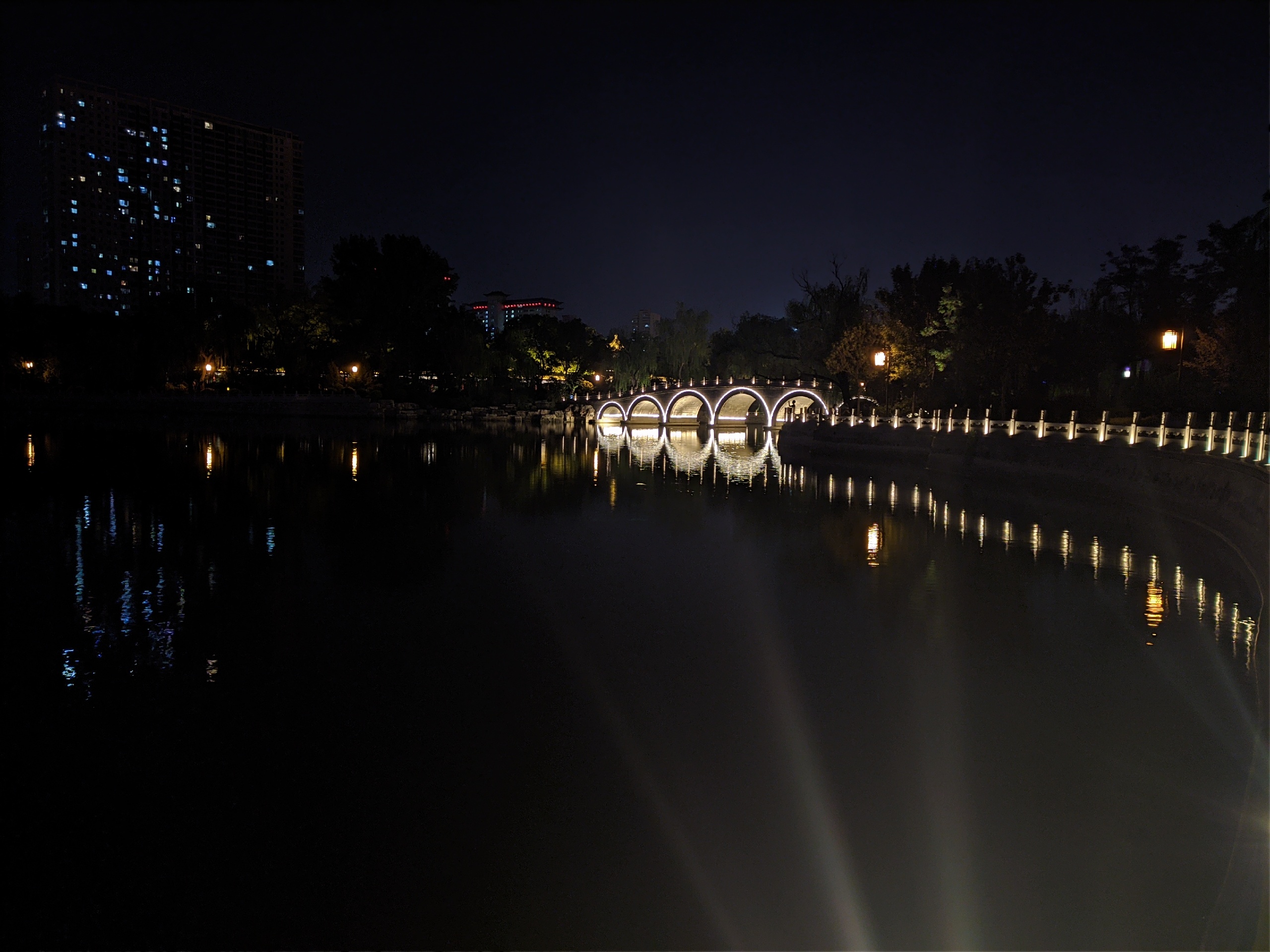 夜晚的迎泽公园真的很美_迎泽公园夜景图片
