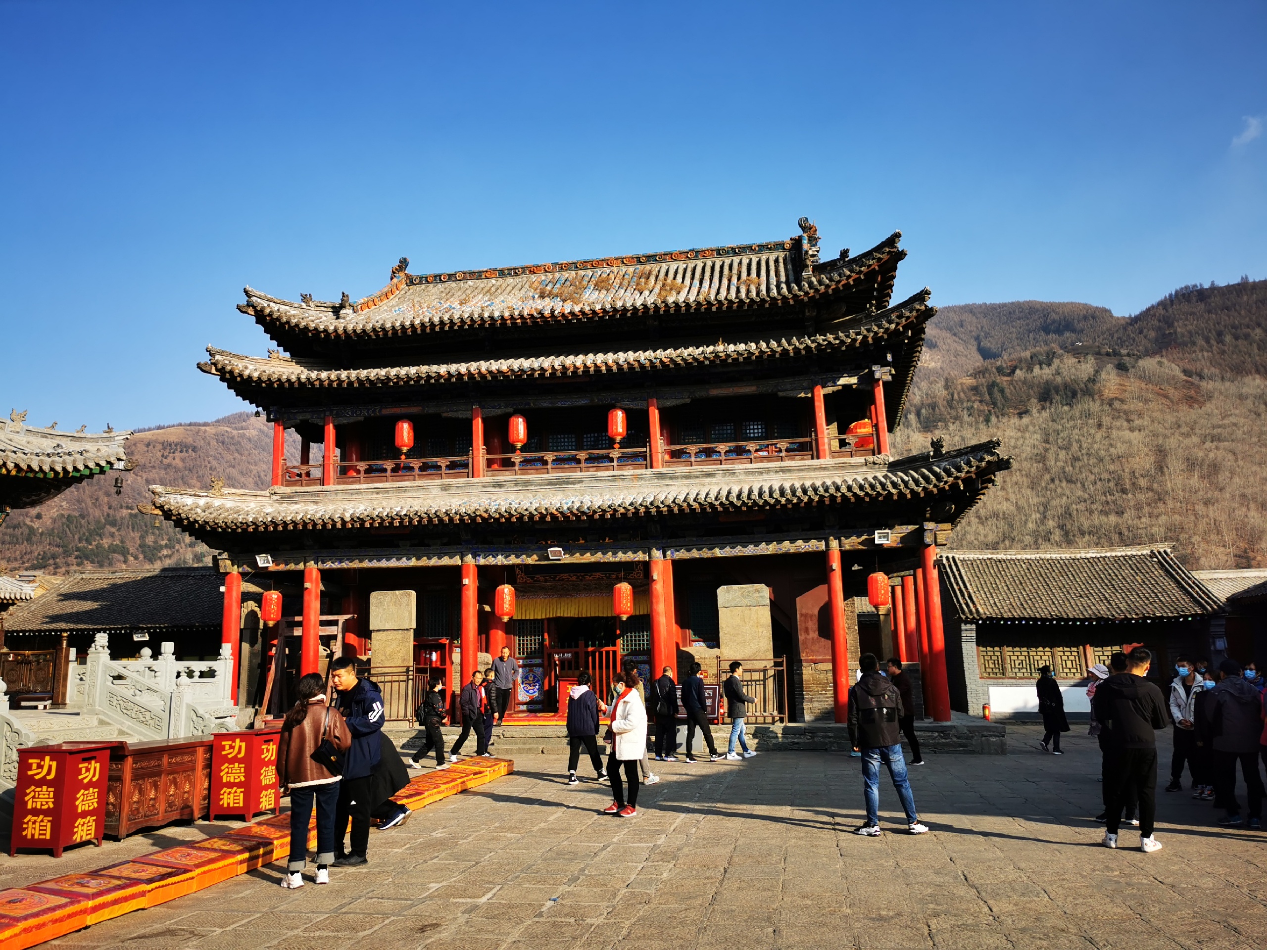 五爷庙也称万佛阁座落于台怀镇，与大白塔相毗邻是通往显通寺的又一条路径