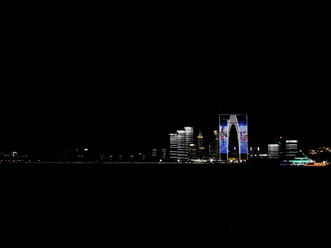 ​在金鸡湖畔吹着晚风看夜景
