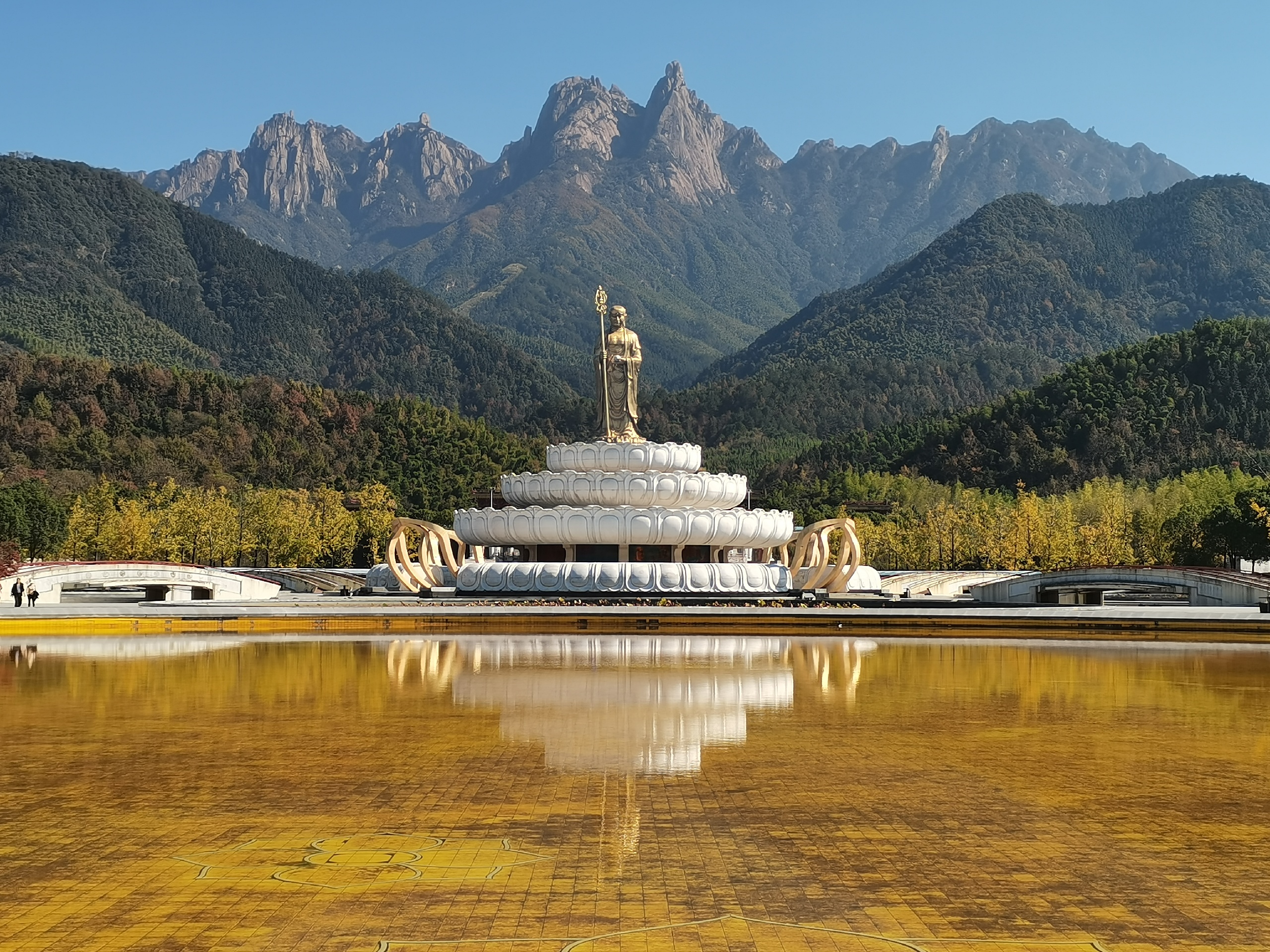 九华山大愿文化园是人工打造的佛教文化景区，离游客中心不远，不要门票