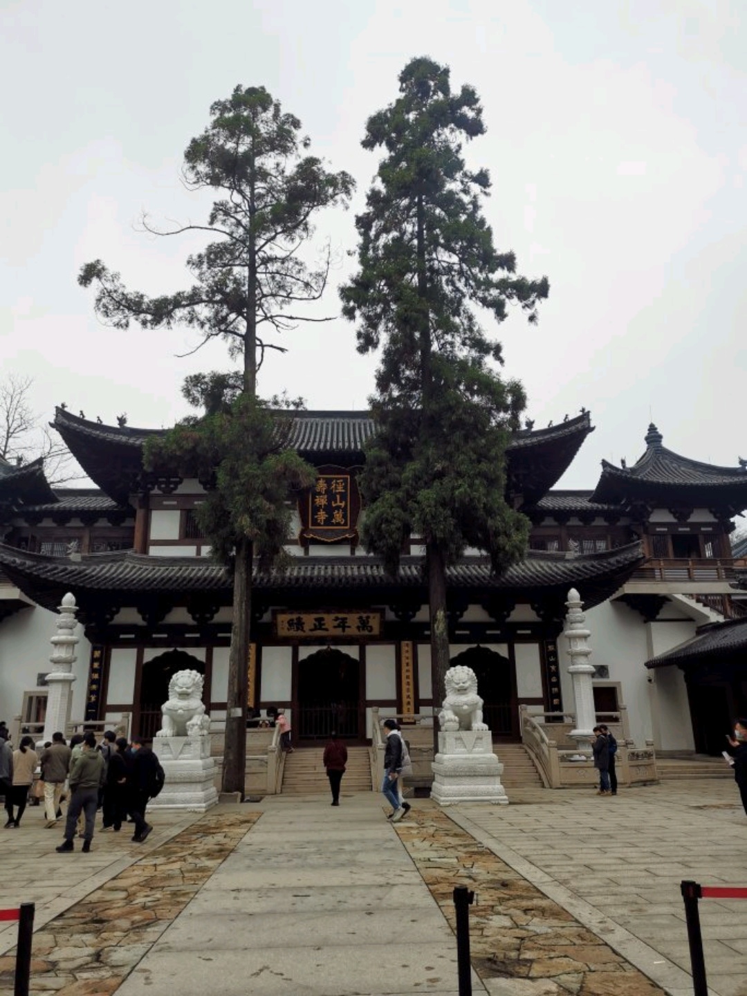杭州深山里的宏伟寺院，径山寺离市区50多公里的径山上，1200多年的历史