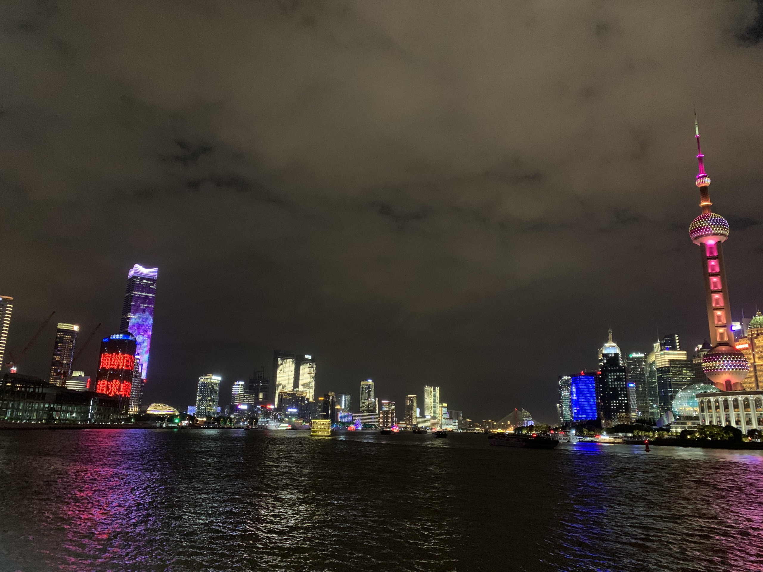 上海外滩的夜真的是越来越好看了，灯光似乎和以前不一样了