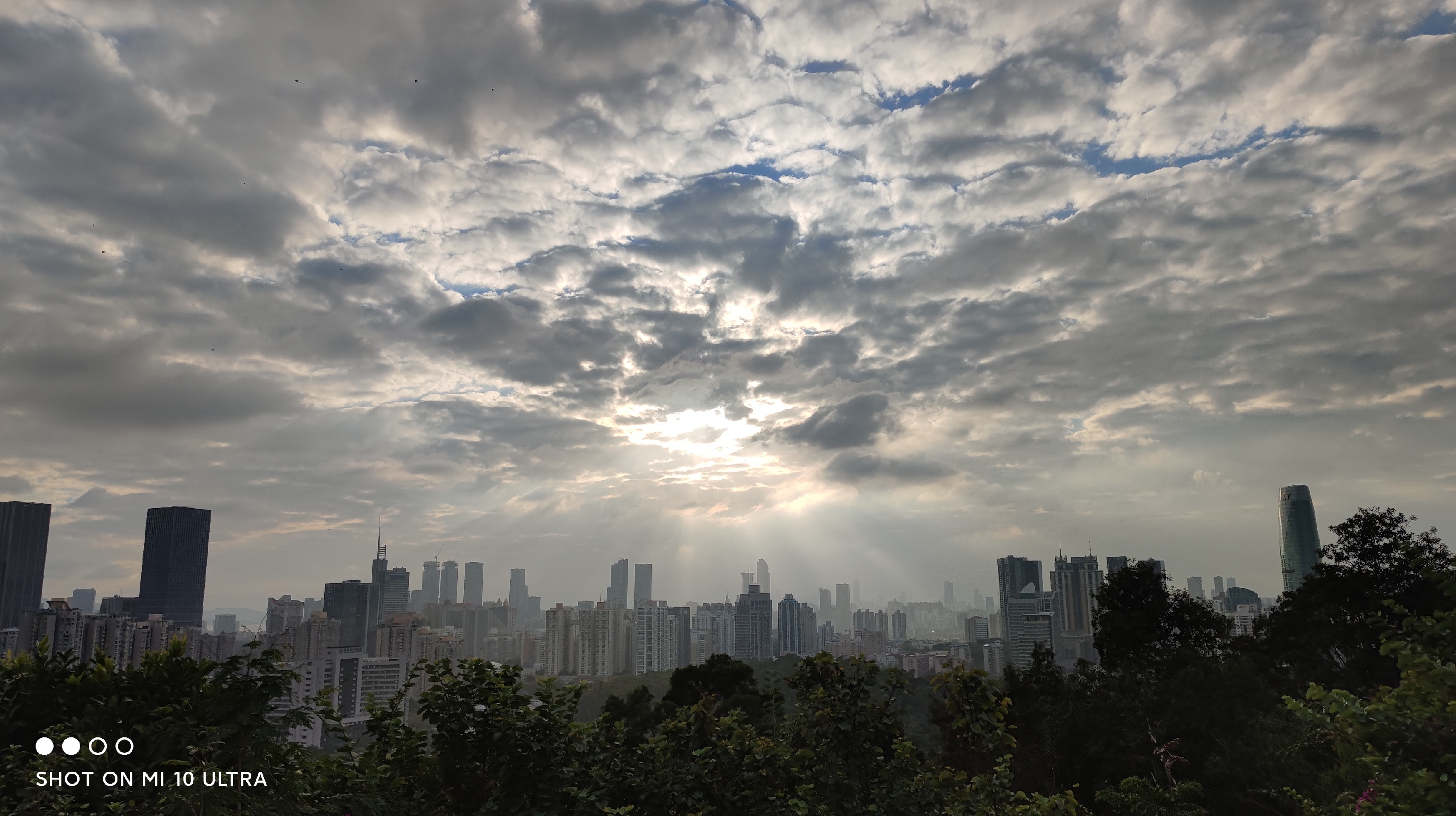 深圳的周末_爬莲花山可以登高望远，打卡拍照咯
