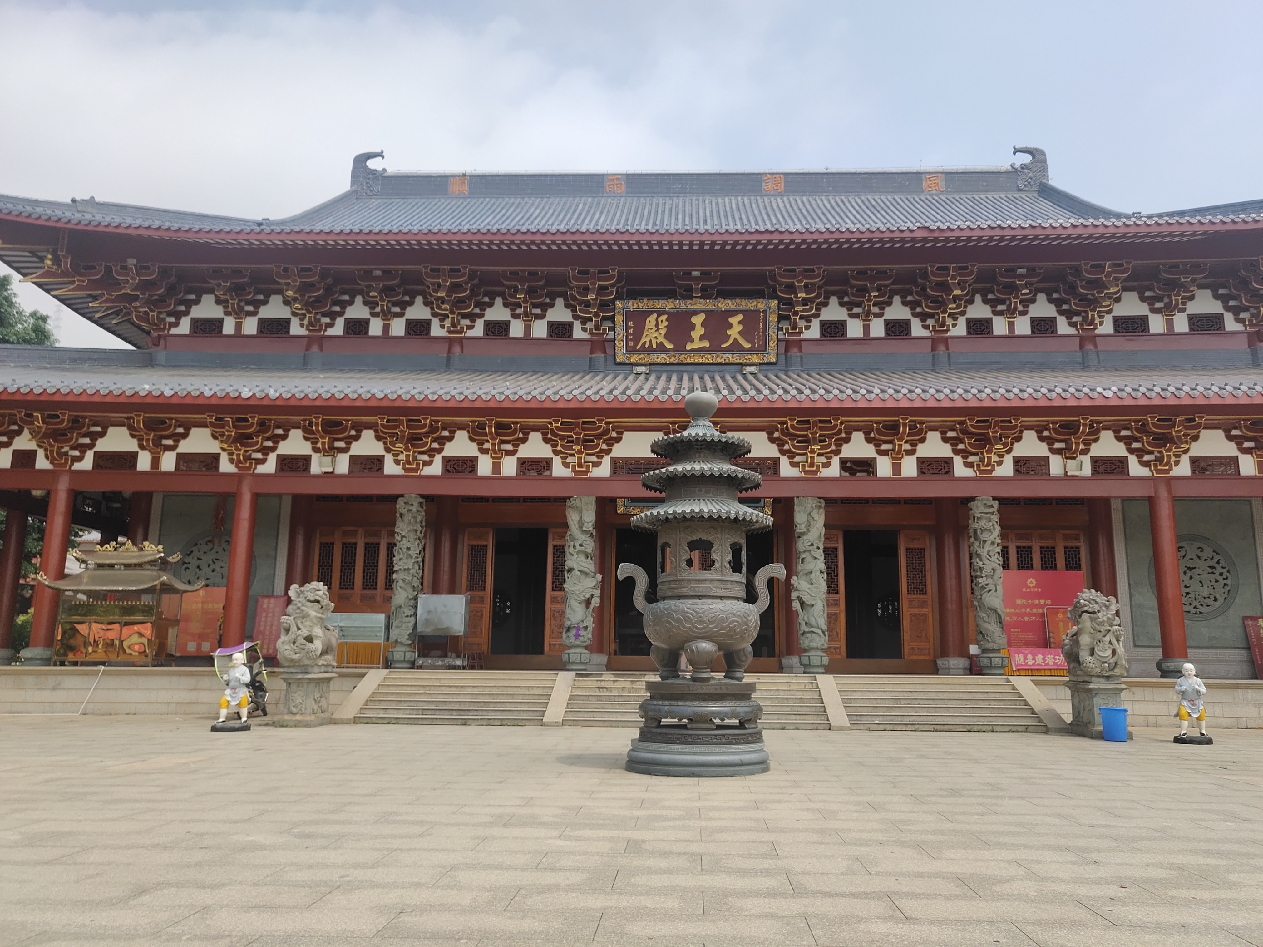 福州旗山万佛寺气势磅礴，壮观辉煌，是东南亚第一大佛教圣地