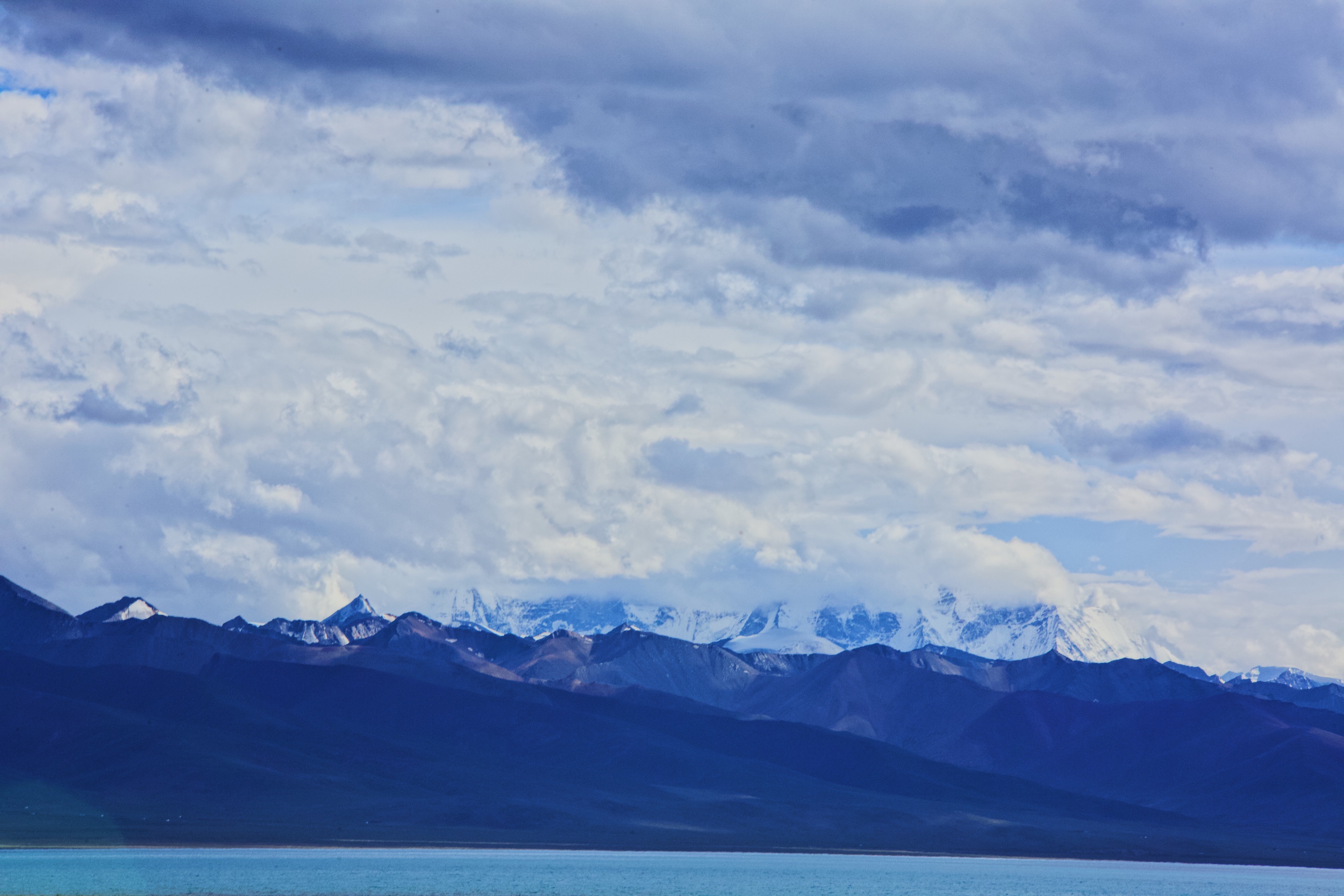 纳木错_湖水，雪山，海鸥，路上的羊群，西藏是真的是会上瘾