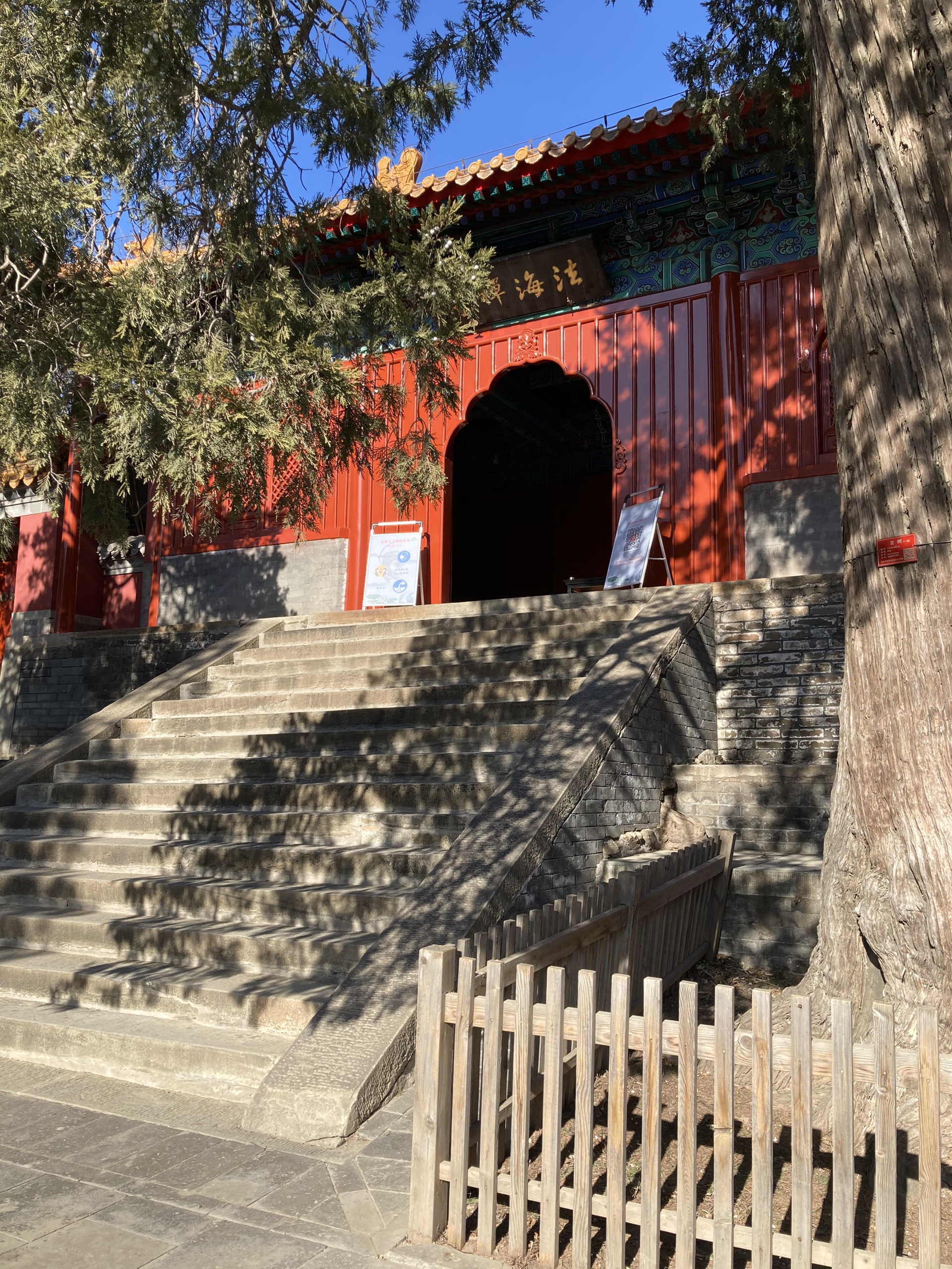 京西法海寺壁画不允许照相，药师殿没有买票的游客也可以在这里看到壁画。