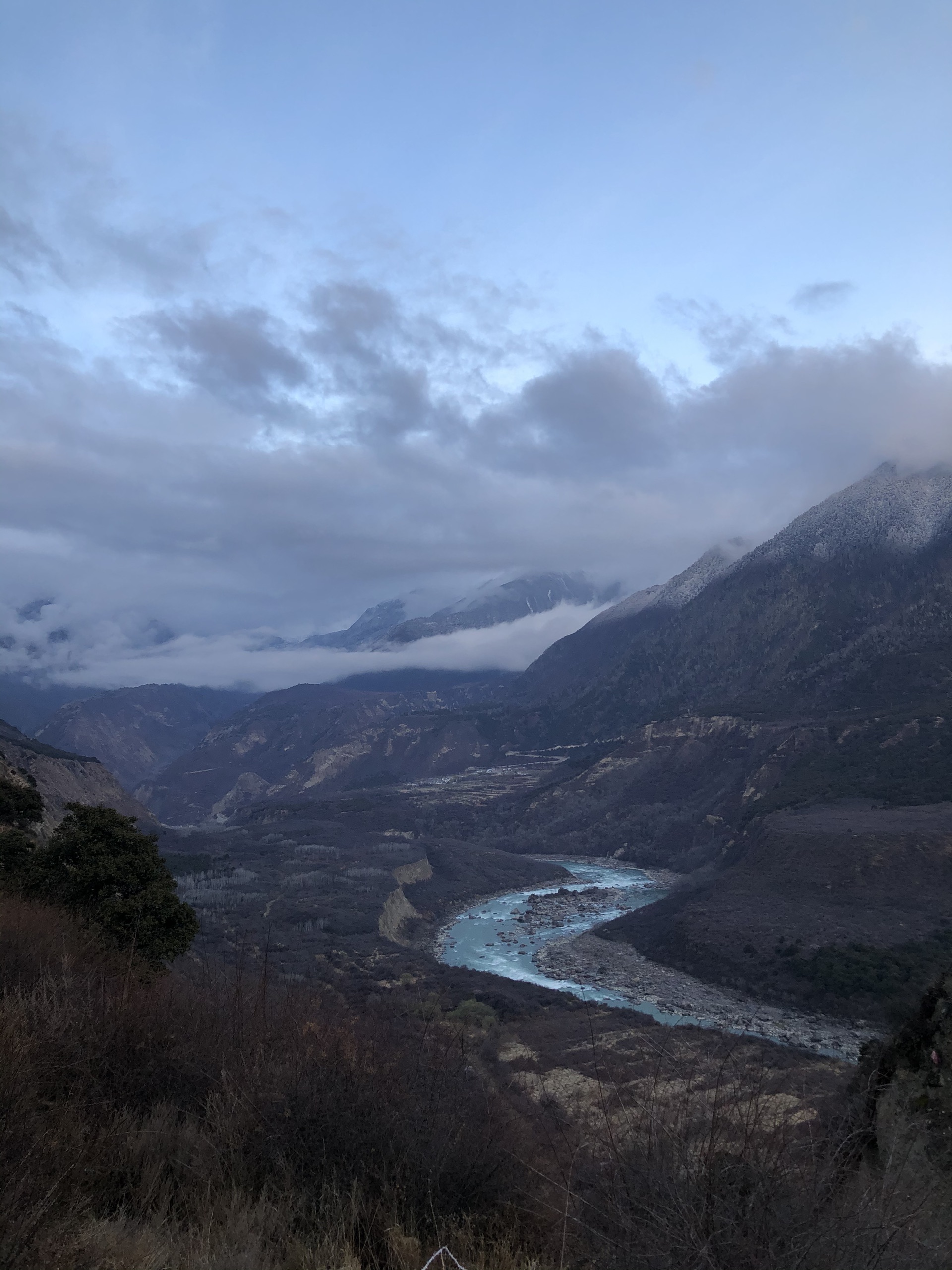 雅鲁藏布大峡谷目前是全世界最长的峡谷，从雅鲁藏布大峡谷游客中心买票后可以直接开车进入峡谷里面