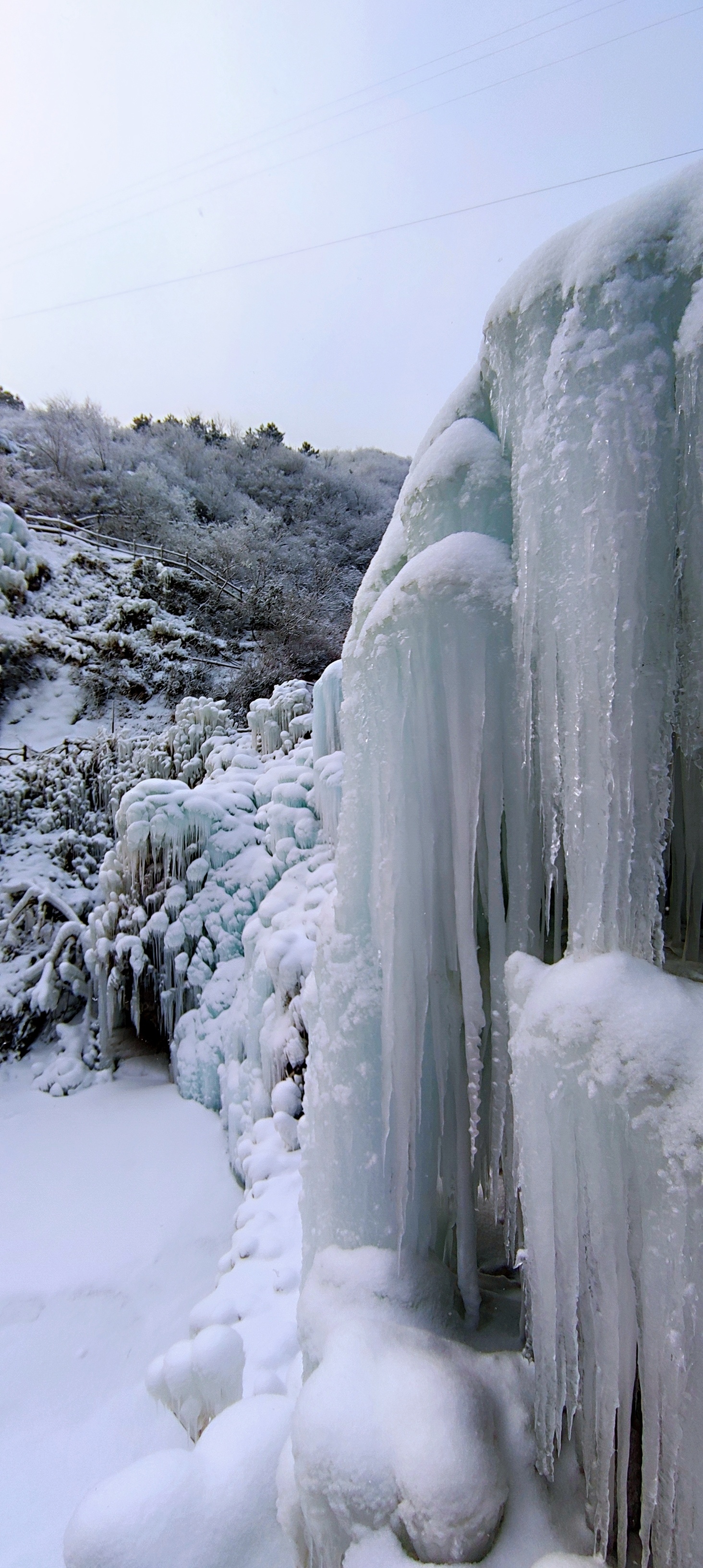 初雪盖冰瀑_来了闻名已久的神泉峡冰瀑，正赶上新年的第一场雪
