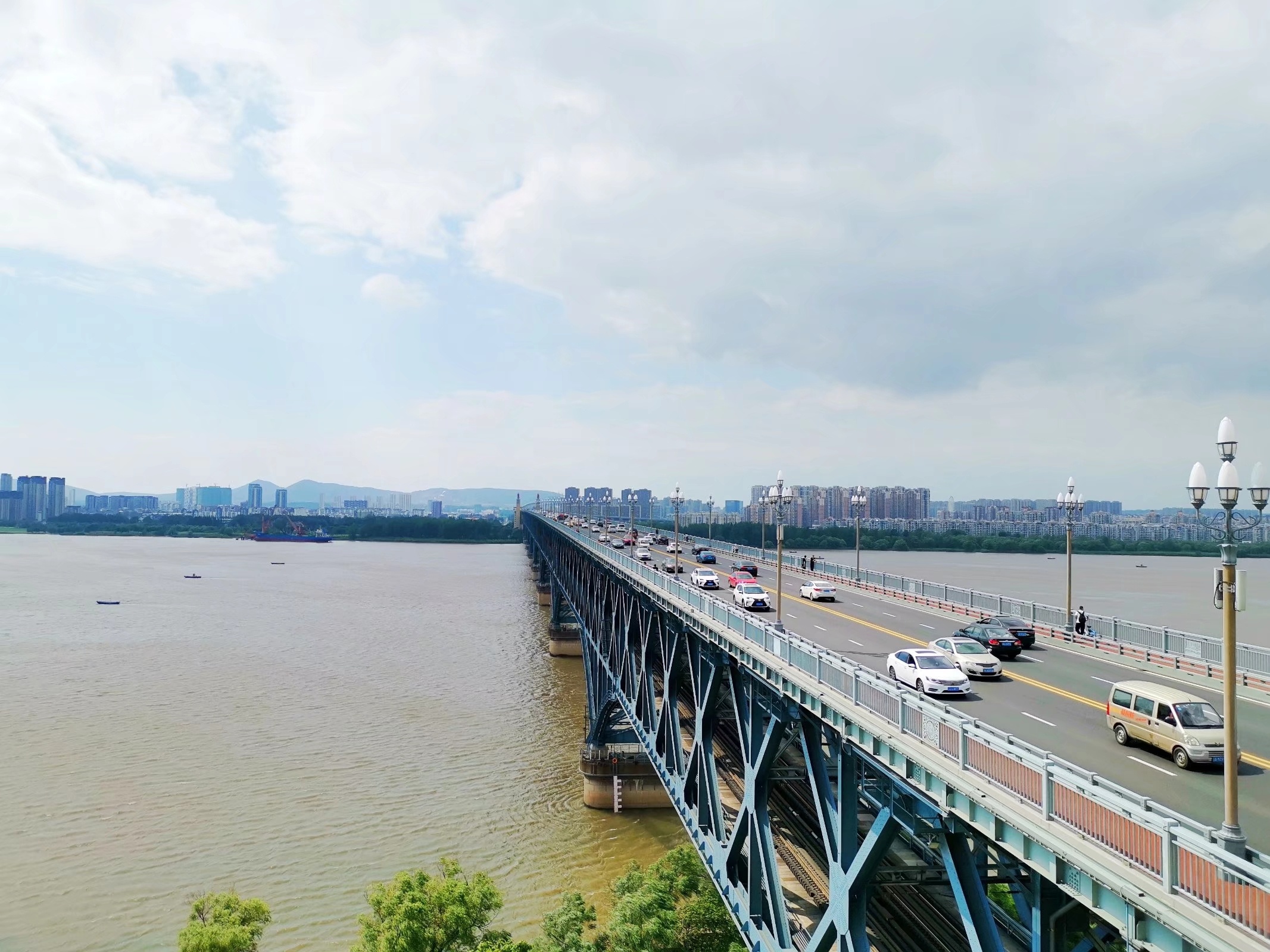 南京长江大桥_具有极大的经济意义、政治意义和战略意义有“争气桥”之称