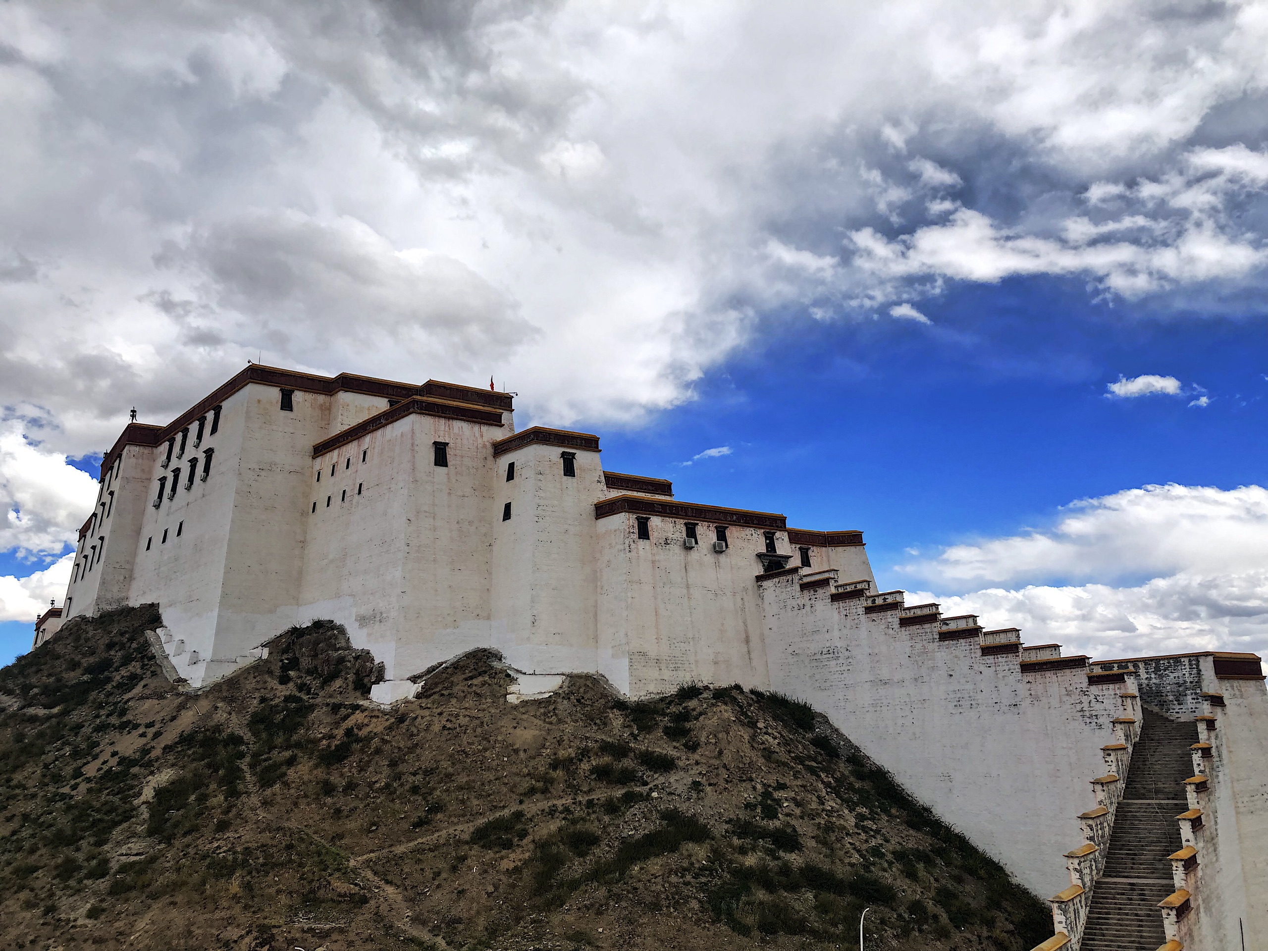 自驾前往藏南圣地-日喀则，日喀则市区游玩必去的扎什伦布寺宗山遗址