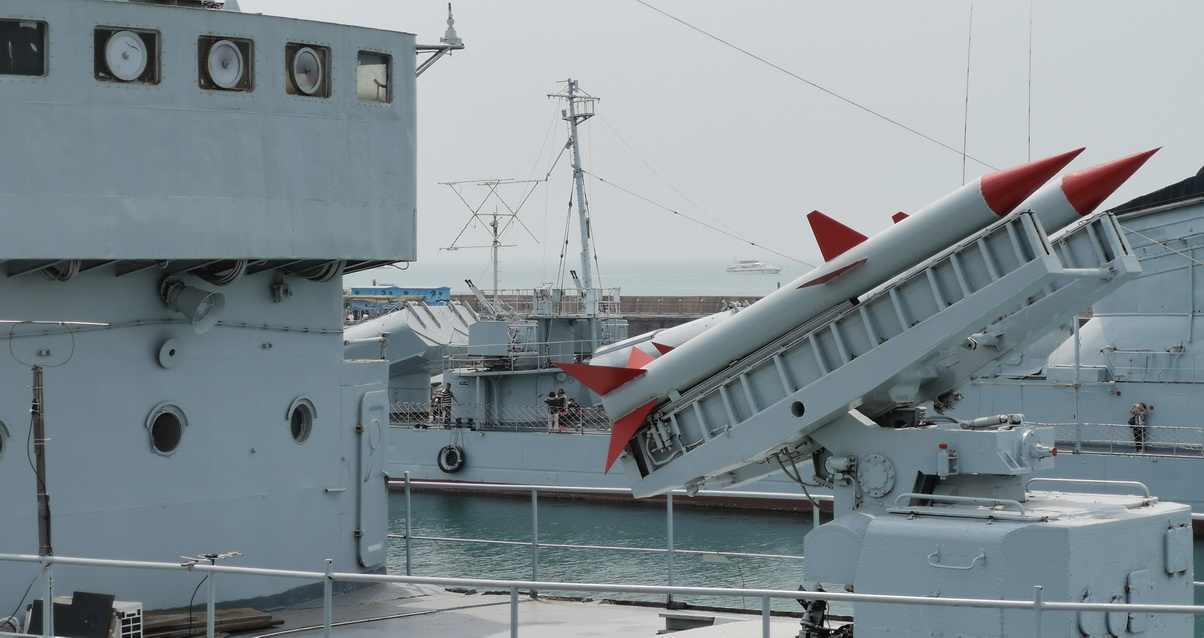 海军博物馆可以上舰艇上面停放了数架飞机和导弹